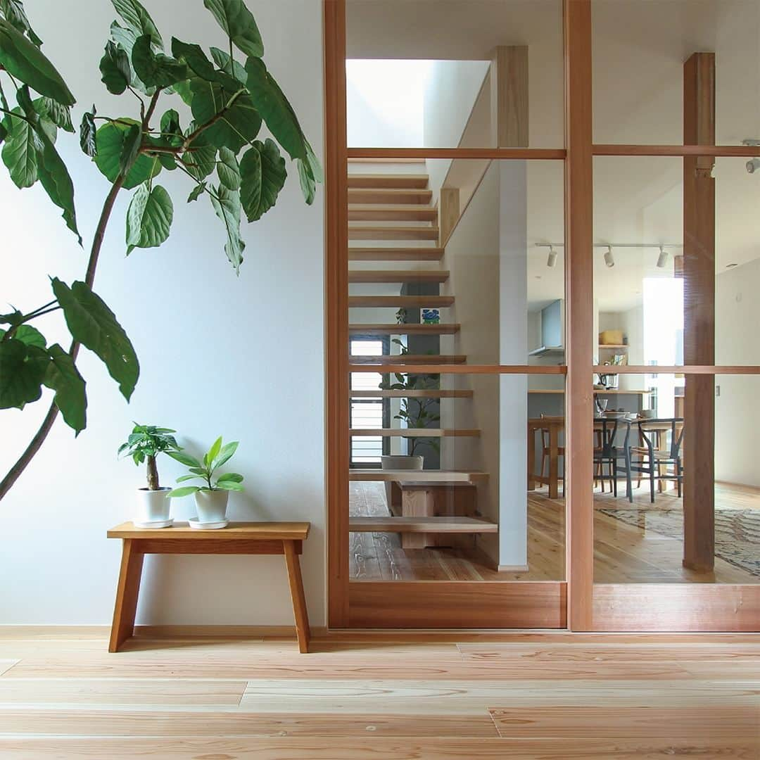 takanohomeさんのインスタグラム写真 - (takanohomeInstagram)「【WORKS／戸建てリノベ】 『宇美町の家』21-01 Designed by Abe ( @andthree2422 )   #1階完結間取り #縁側  完工ギャラリーサイトアップしました！  タカノホーム【リノベ】ホームページ 完工物件コーナーをチェック！ ----------------------------------- @takanohome ----------------------------------- プロフィール覧のURLをクリックして リンクリストの「宇美町の家 21-01」から ご覧いただけます。  ★  【タカノホーム】は シンプルな中に、 ご家族ごとの個性がにじむ 新築注文住宅やリノベでの 住まいづくりをしている 福岡のローカルな工務店です。  お引き渡し後のアフターメンテナンスや よりよく住むための リフォームも承っています。  不動産部門もありますので、 【土地さがし】やリノベのための 【物件さがし】からの家づくりのご相談や 土地の売却・相続などのご相談も お気軽にお問合せください。  #タカノホーム福岡 #takanohome #家 #暮らし #暮らしを楽しむ #インテリア #lifestyle #house #home #design #interior #マイホーム #マイホーム計画 #施工事例 #福岡リノベ #戸建てリノベ #homedecor」7月14日 18時00分 - takanohome