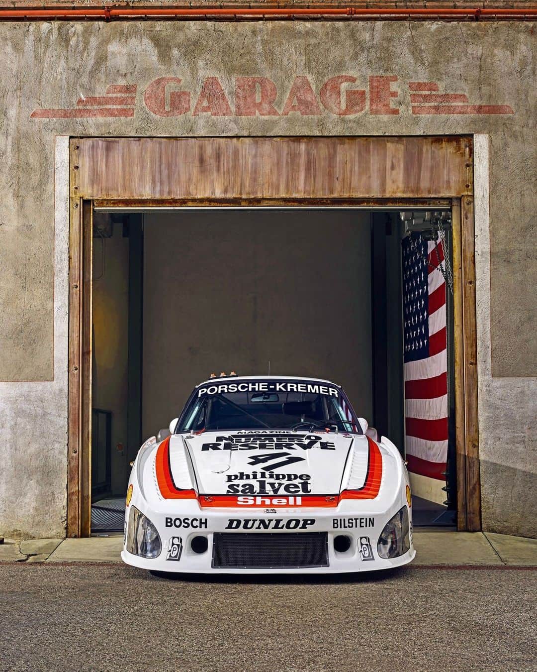 Porscheさんのインスタグラム写真 - (PorscheInstagram)「As the first rear-engined racecar to win the 24 Hours of Le Mans, the Porsche 935 is an absolute treasure. It’s now in the garage of avid Porsche collector, Bruce Meyer, alongside many other legendary vehicles – although it’s this motorsport icon that’s the real show-stopper. Discover how Bruce acquired this Le Mans champion and the story behind his passion for cars in the latest edition of Christophorus magazine. Link in bio.」7月14日 18時00分 - porsche