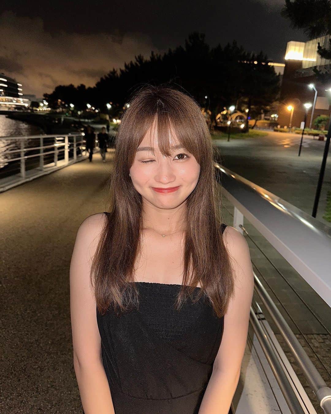 細沼紗花のインスタグラム：「.  ウインク多め😉 横浜・みなとみらいあたりで おすすめのお店あれば教えて欲しい🌝  . #ワンピースコーデ#ストレートヘア」