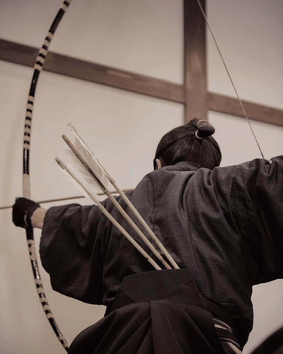 江戸ワンダーランド 日光江戸村さんのインスタグラム写真 - (江戸ワンダーランド 日光江戸村Instagram)「700年前から受け継がれる小笠原流  小笠原流は、鎌倉時代から一子相伝により伝えられてきた礼法・弓術・弓馬術の伝統を今に伝える流派です。 江戸ワンダーランド日光江戸村では、社員教育の一つに「弓馬術礼法小笠原教場」の指導による礼法を導入しています。  なぜ社員教育に取り入れているのかというと、本物の文化を身につける為であり、江戸を生業としている私たちににとって、その伝承が大切な使命であると考えているからです。  Ogasawara-ryu has been passed down for over 700 years  Ogasawara-ryu is a school that has preserved the traditions of etiquette, archery, and mounted archery, passed down for generations since Kamakura period. At Edo Wonderland, Ogasawara School’s etiquette has been introduced as part of employee training under the guidance of “Kyuba Jutsu Reihou Ogasawara Dojo” (Ogasawara School of Archery, Horsemanship and Etiquette).  The reason we incorporate this into our employee training is to acquire genuine culture. For those of us who live in Edo, we consider the preservation of these traditions to be of vital importance.   #江戸ワンダーランド #日光江戸村 #edowonderland #edo_is_the_answer #edo #江戸#日光 #nikko #日光観光 #日光ランチ #日光グルメ #栃木観光 #栃木グルメ #栃木カフェ#古民家#稽古場#日本家屋 #小笠原流礼法 #japaneseculture #japanesestyle #wabisabi #wabisabistyle #japantrip #inpraiseofshadows#japanesehouse#japanesearchitecture#wabisabi」7月14日 19時00分 - edowonderland_official