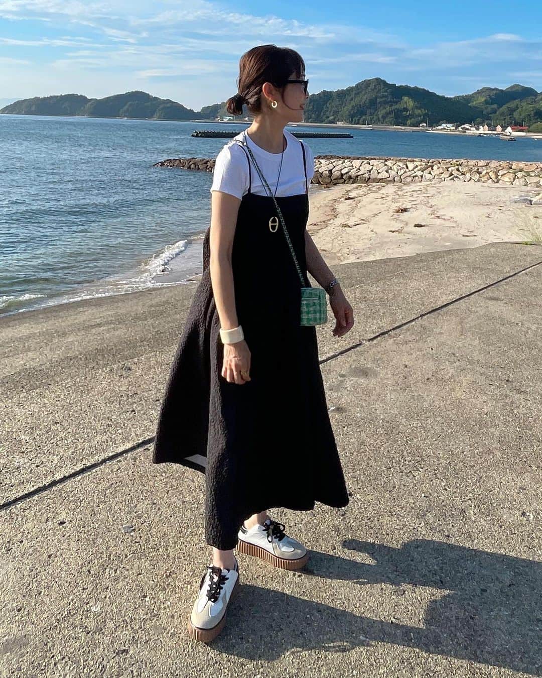 Kikuno Sayumiさんのインスタグラム写真 - (Kikuno SayumiInstagram)「海辺でアイス🍦最高🫶​ ・​ 白Tにデニムのシンプルコーデに @classicalelf_official スニーカーがポイント👟​ ・​ このローテクな感じとレトロな色味がたまらん♡♡ JaVaのオレンジのロゴも可愛い♪ソールの高さは3.5㎝でちょこっと盛れるのも◎これ娘も気に入ってて一緒に履いてるよ✨️パンプスとかは22.5cmでスニーカーは23.5cmを履く私でMサイズを履いてるよ☺️ワンサイズアップがオススメ❣️​ ・​ ワンピやスカートにも合う👍ストーリーから飛べるから気になる方はチェックしてみてね︎︎︎︎︎︎☑︎​ ・​ ・​ #classicalelf #クラシカルエルフ #エルフコーデ #タイアップ #JAVA #ジャバ#ママコーデ #スニーカーコーデ#デニムコーデ#プチプラコーデ#着回しコーデ​」7月14日 18時00分 - sayumikikuno