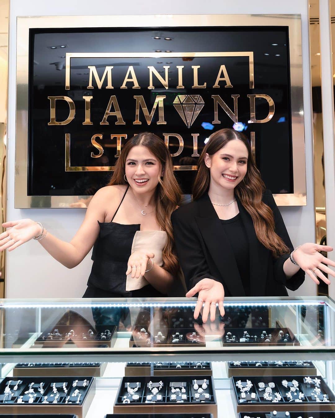 Alexa Ilacadのインスタグラム：「Sending my love & warmest congratulations to @maniladiamondstudio for the opening of their newest store at Shangri-La Plaza’s Main Wing (5th floor) 💎🫶🏻 I’m so grateful to have been part of this new blessing. Thank you for being the reason I shine, literally. 😉 More power, @maniladiamondstudio! 🤍  📷 @jolo.lopezii」