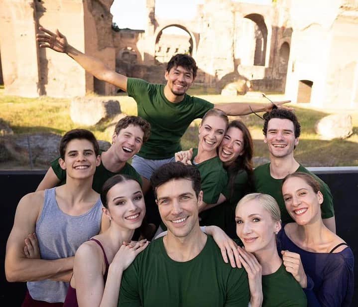 マリア・コーレワのインスタグラム：「And that’s a wrap for my journey with @robertobolle & Friends ❤️ What a fantastic team of professionals!!! And what an honour to be a part of it for the three shows in Rome 🙏🏻 Huge huge thank you and a big warm hug to everyone for your art you share so generously with the world and your kindness you shared so generously with me 🥹😍 THE wonderful @robertobolle @__melissahamilton @valentine_colasante @paulmarque @melnik_tanya88 @adamzhanbaktiyar @traviscknight @casiavengoechea @antoniocasalinho_official   Вот и закончилось путешествие с командой проекта «Роберто Более и друзья»… ❤️ Какая фантастическая команда профессионалов!!! Какая честь быть её частью 🙏🏻 Низкий поклон всем артистам за то, как искренне они делятся своим искусством и душой с миром и за доброту и теплоту, которыми делились со мной 🥹😍」
