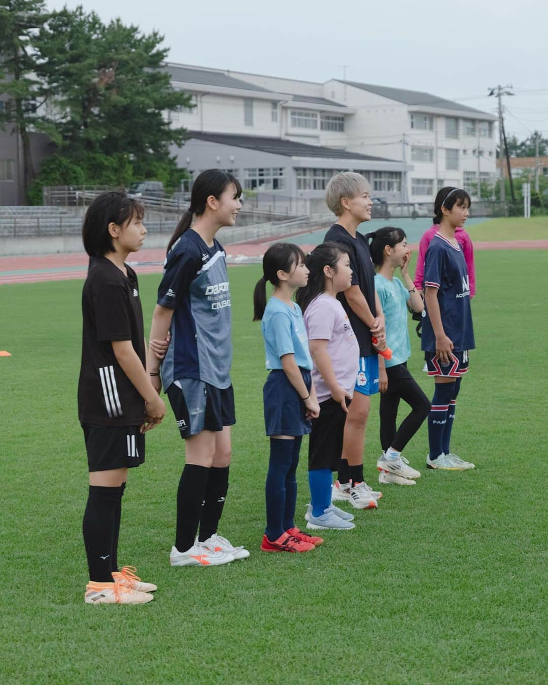 山本摩也さんのインスタグラム写真 - (山本摩也Instagram)「. ⁡ 新潟県佐渡市で女の子達とサッカーをしてきました。 本島から離れている事もあり、サッカーを続ける環境や機会が少ないのが現状だそうです。 みんな始めは緊張と照れがあったけれど、始まってしまえば凄く良い笑顔をしていて、何より楽しそうで嬉しかったです。 ⁡ 活動後、今回がきっかけで辞めていたサッカーをまたやる事になったと感想を頂きました。 些細な影響ではあるけれど、こうして子供達をFOOTBALL を通じて応援していければこの上なき幸せだっちゃ。(です) ⁡ 佐渡のみんなありがとう！ また一緒にサッカーしよう🫶🏼」7月14日 18時14分 - maya02051993