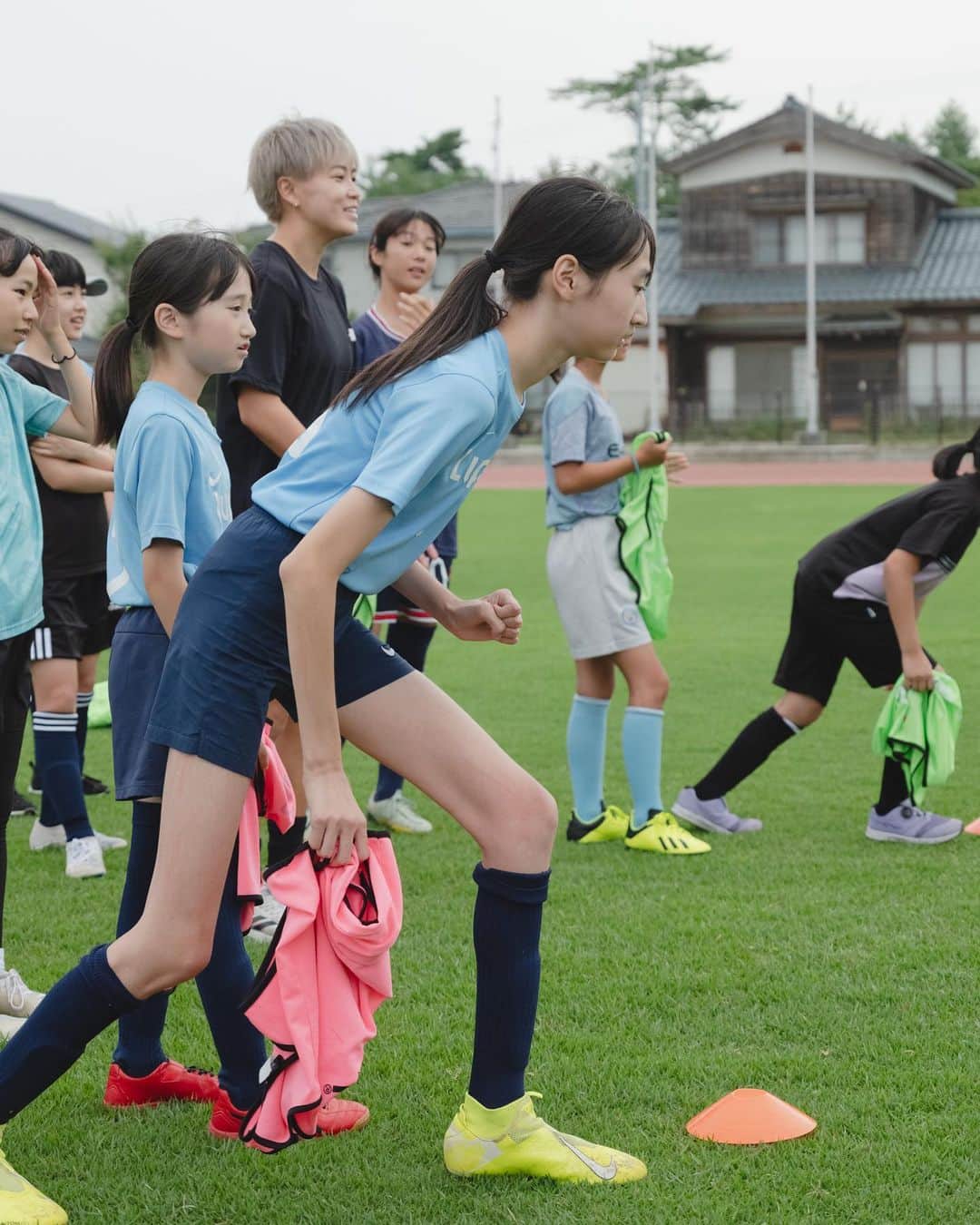 山本摩也さんのインスタグラム写真 - (山本摩也Instagram)「. ⁡ 新潟県佐渡市で女の子達とサッカーをしてきました。 本島から離れている事もあり、サッカーを続ける環境や機会が少ないのが現状だそうです。 みんな始めは緊張と照れがあったけれど、始まってしまえば凄く良い笑顔をしていて、何より楽しそうで嬉しかったです。 ⁡ 活動後、今回がきっかけで辞めていたサッカーをまたやる事になったと感想を頂きました。 些細な影響ではあるけれど、こうして子供達をFOOTBALL を通じて応援していければこの上なき幸せだっちゃ。(です) ⁡ 佐渡のみんなありがとう！ また一緒にサッカーしよう🫶🏼」7月14日 18時14分 - maya02051993