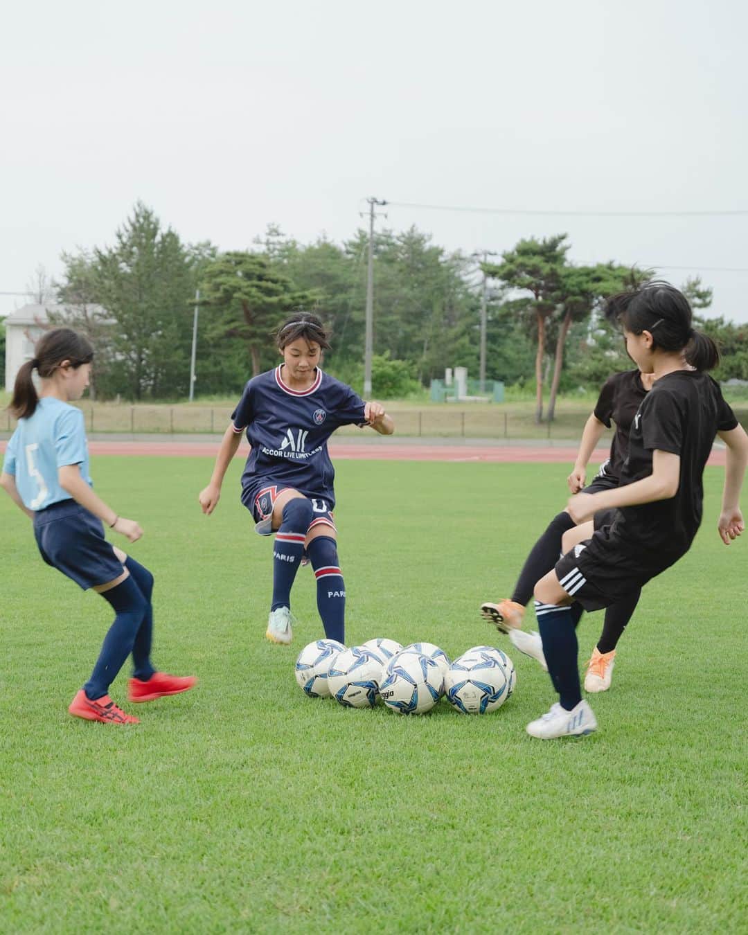 山本摩也さんのインスタグラム写真 - (山本摩也Instagram)「. ⁡ 新潟県佐渡市で女の子達とサッカーをしてきました。 本島から離れている事もあり、サッカーを続ける環境や機会が少ないのが現状だそうです。 みんな始めは緊張と照れがあったけれど、始まってしまえば凄く良い笑顔をしていて、何より楽しそうで嬉しかったです。 ⁡ 活動後、今回がきっかけで辞めていたサッカーをまたやる事になったと感想を頂きました。 些細な影響ではあるけれど、こうして子供達をFOOTBALL を通じて応援していければこの上なき幸せだっちゃ。(です) ⁡ 佐渡のみんなありがとう！ また一緒にサッカーしよう🫶🏼」7月14日 18時14分 - maya02051993