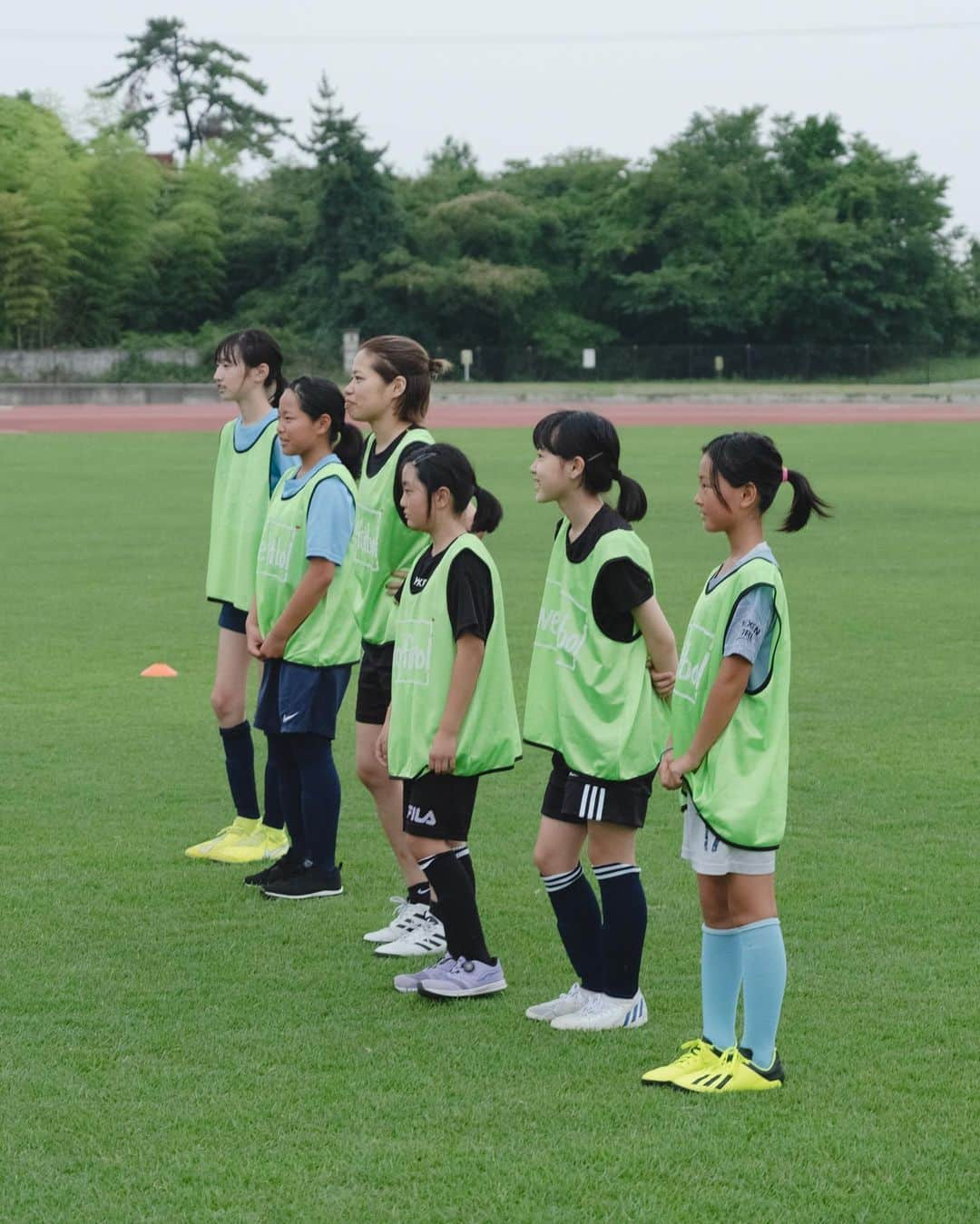 山本摩也さんのインスタグラム写真 - (山本摩也Instagram)「. ⁡ 新潟県佐渡市で女の子達とサッカーをしてきました。 本島から離れている事もあり、サッカーを続ける環境や機会が少ないのが現状だそうです。 みんな始めは緊張と照れがあったけれど、始まってしまえば凄く良い笑顔をしていて、何より楽しそうで嬉しかったです。 ⁡ 活動後、今回がきっかけで辞めていたサッカーをまたやる事になったと感想を頂きました。 些細な影響ではあるけれど、こうして子供達をFOOTBALL を通じて応援していければこの上なき幸せだっちゃ。(です) ⁡ 佐渡のみんなありがとう！ また一緒にサッカーしよう🫶🏼」7月14日 18時14分 - maya02051993