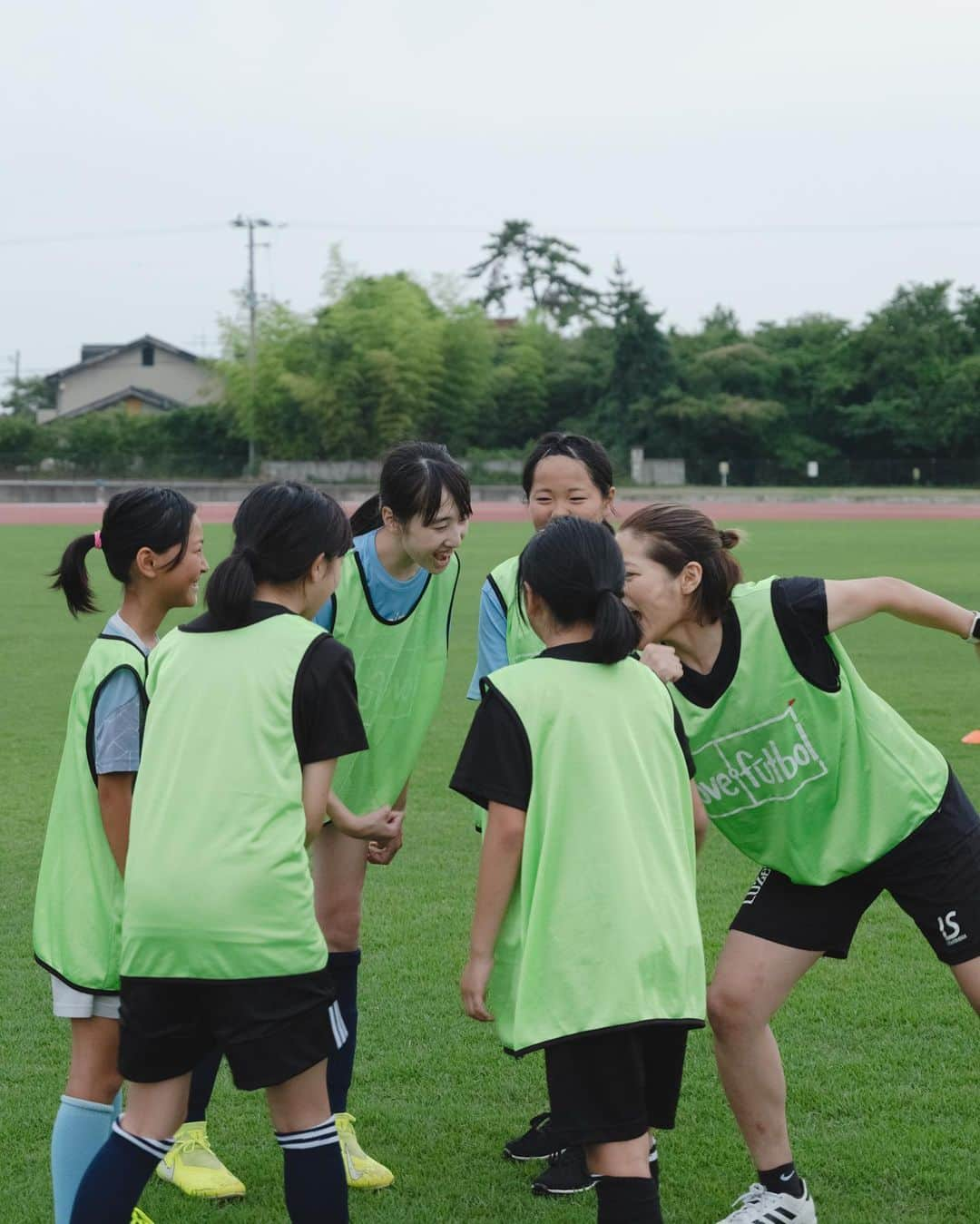 山本摩也さんのインスタグラム写真 - (山本摩也Instagram)「. ⁡ 新潟県佐渡市で女の子達とサッカーをしてきました。 本島から離れている事もあり、サッカーを続ける環境や機会が少ないのが現状だそうです。 みんな始めは緊張と照れがあったけれど、始まってしまえば凄く良い笑顔をしていて、何より楽しそうで嬉しかったです。 ⁡ 活動後、今回がきっかけで辞めていたサッカーをまたやる事になったと感想を頂きました。 些細な影響ではあるけれど、こうして子供達をFOOTBALL を通じて応援していければこの上なき幸せだっちゃ。(です) ⁡ 佐渡のみんなありがとう！ また一緒にサッカーしよう🫶🏼」7月14日 18時14分 - maya02051993