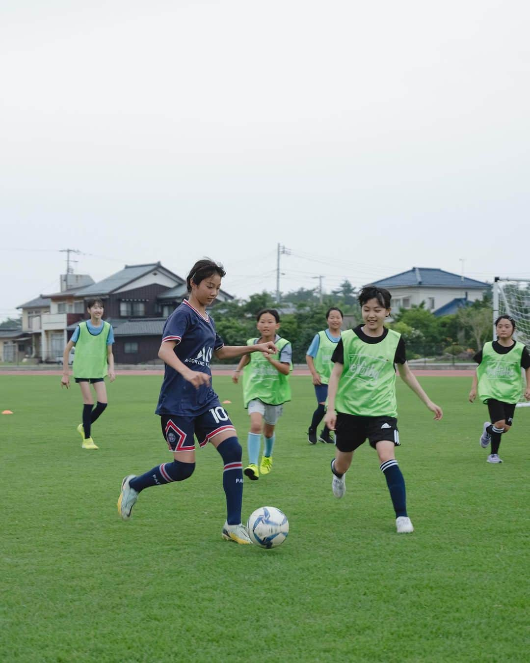 山本摩也さんのインスタグラム写真 - (山本摩也Instagram)「. ⁡ 新潟県佐渡市で女の子達とサッカーをしてきました。 本島から離れている事もあり、サッカーを続ける環境や機会が少ないのが現状だそうです。 みんな始めは緊張と照れがあったけれど、始まってしまえば凄く良い笑顔をしていて、何より楽しそうで嬉しかったです。 ⁡ 活動後、今回がきっかけで辞めていたサッカーをまたやる事になったと感想を頂きました。 些細な影響ではあるけれど、こうして子供達をFOOTBALL を通じて応援していければこの上なき幸せだっちゃ。(です) ⁡ 佐渡のみんなありがとう！ また一緒にサッカーしよう🫶🏼」7月14日 18時14分 - maya02051993