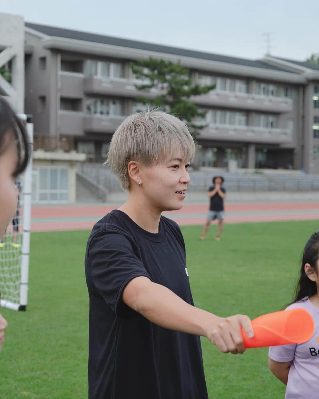 山本摩也さんのインスタグラム写真 - (山本摩也Instagram)「. ⁡ 新潟県佐渡市で女の子達とサッカーをしてきました。 本島から離れている事もあり、サッカーを続ける環境や機会が少ないのが現状だそうです。 みんな始めは緊張と照れがあったけれど、始まってしまえば凄く良い笑顔をしていて、何より楽しそうで嬉しかったです。 ⁡ 活動後、今回がきっかけで辞めていたサッカーをまたやる事になったと感想を頂きました。 些細な影響ではあるけれど、こうして子供達をFOOTBALL を通じて応援していければこの上なき幸せだっちゃ。(です) ⁡ 佐渡のみんなありがとう！ また一緒にサッカーしよう🫶🏼」7月14日 18時14分 - maya02051993