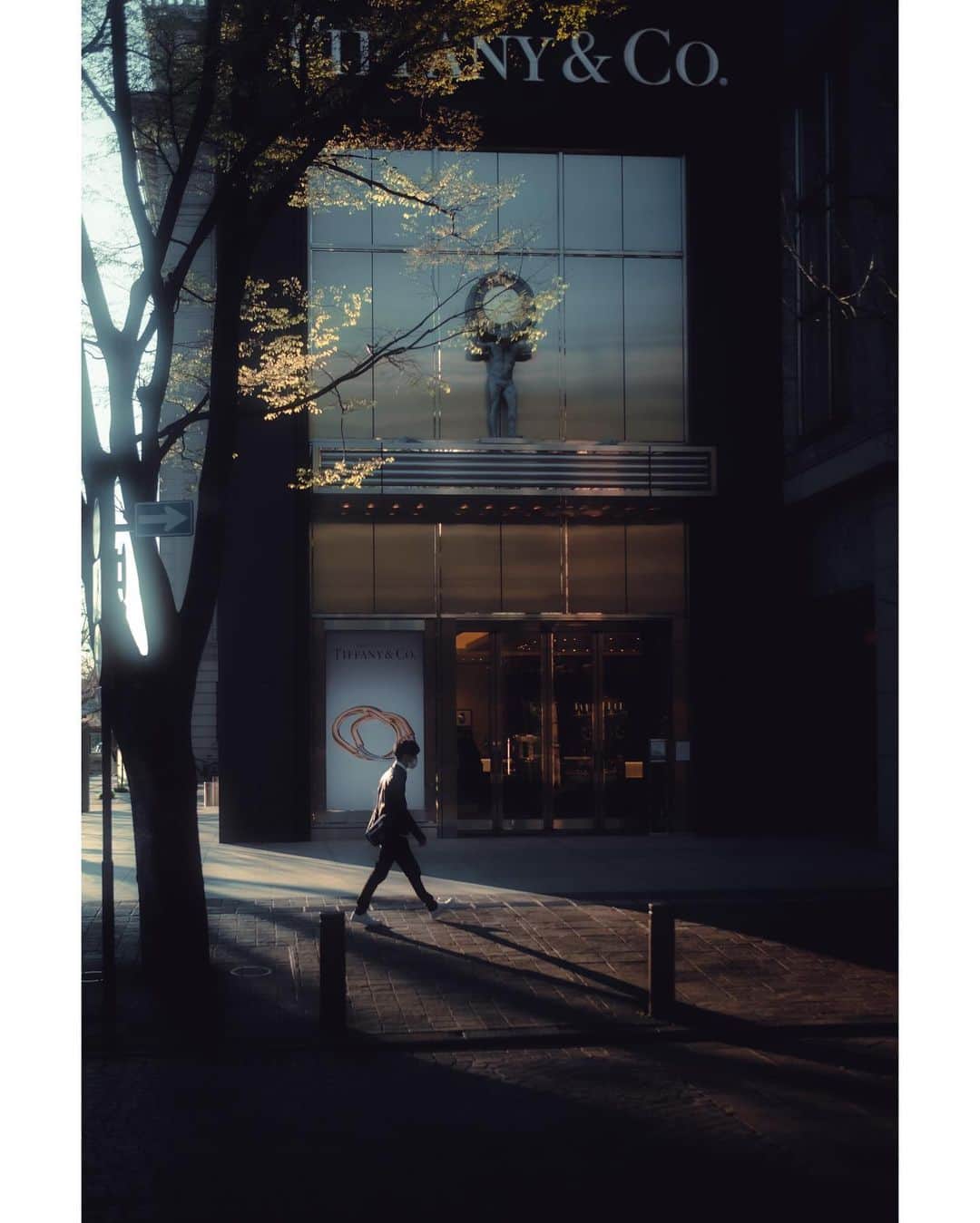 kazhixのインスタグラム：「Tokyo Rhapsody  -Tiffany & Co-  写真展で少しだけ展示した作品 7th  #映画のワンシーンのような一枚を  ⤴︎みなさんもタグ気軽に使ってくださいね。  #fujifilm_xseries #今日もx日和 #富士フイルム  #FUJIFILM #instagram  #igersjp #HelloFrom Tokyo #ファインダー越しの私の世界  #tokyocameraclub #mst_photo #daily_photo_jpn #tokyoartsandculture #JapanCityBlues #TokyoTokyo #streetfinder #eyephotomagazine #cinema_streets  #urbanromantix #street_avengers #streetleaks #sublimestreet #streets_storytelling #storyofthestreet #streetsgrammer #streetmoment #voidtokyo  #streetgrammers #shadow_magazine  #cinematicshine」