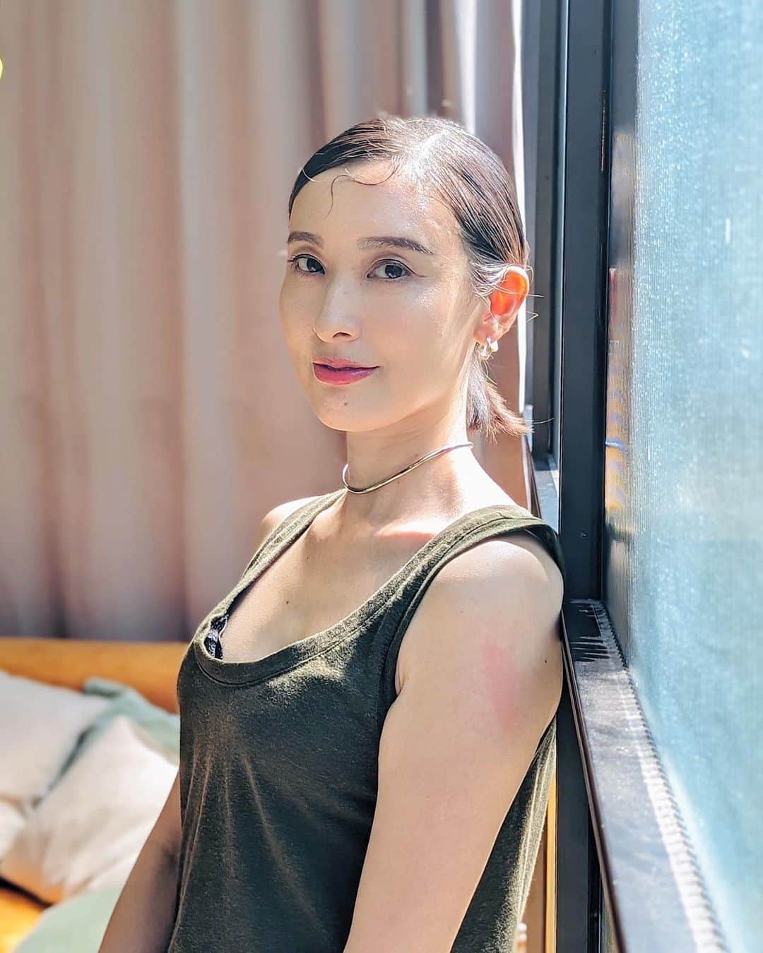前田紀至子のインスタグラム：「「きしこオンニじゃん！」と友達が驚いてくれるくらいメイクを一新、アップデートどころかOS変えた？ってくらい変身（見た目だからOSというか最新機種に機種変と言う方が喩えとして適切なのか？）出来た日、それは先日のHERA @herabeauty_jp の日本ローンチ発表会の日でした。  毎日必ず1度は韓国メイク、韓国コスメ、K-beautyと耳に入って来ていたものの、恥ずかしながらその分野には全くと言って良いほど明るくなかった私。  ですが、いざ自分に施していただくと衝撃的なまでに違う。 光栄にもHERAの専属メイクアップアーティストであるイ・ジンスさん直々にタッチアップしていただいたのですが、ファンデーションとアイシャドウ、チーク、リップを少し変えるだけでここまで顔が変わるとは！ これまで色々なメイクさんにメイクしていただく機会はあったものの、ここまで衝撃を受けたのは初めてかもしれませんし、ここまでメイクに好奇心が刺激されたのもいつぶりか分からないほどです（すっかりファンになってしまいました。）  今回このメイクに使っていただいたのは、スキンラディアント グロウクッションとクァッドアイカラーシャドウ、そしてチークとリップにはセンシュアルヌードバーム。 近く絶対に揃えたいし、なんなら自前のアイブロウやアイライナーの使い方も何とか教えを乞いたいところ。初回のSKUにはアイブロウアイテムはありませんが、発売が待たれます。  日本のメイクアップのテクニックや考え方とは根本的に異なる箇所も多々。メイクに関して、ある程度分かったような気持ちになっていた事を省みると同時に「おすすめを一式購入させてください！」という気持ちになったありがたい体験だったのでした。  📝今回は肌の質感やメイクの色味が分かりやすいようにフィルターをかけずに明るさ調整のみとしています。  #hera#ヘラ#이진수#韓国メイク#韓国コスメ#kbeauty」