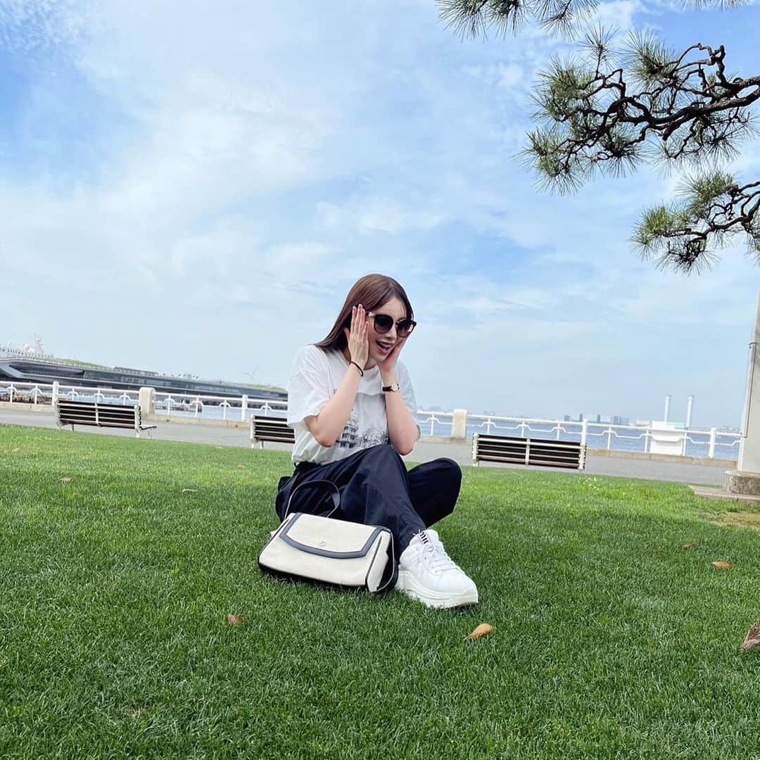 結城モエのインスタグラム：「🌱☀️⛱️🩵  最近お気に入りの組み合わせ👜👖 （一枚目、見切れちゃったけど、スズメを発見💡👀）  bag @clolineonline @semicode_official   pants @doublestandard_official」