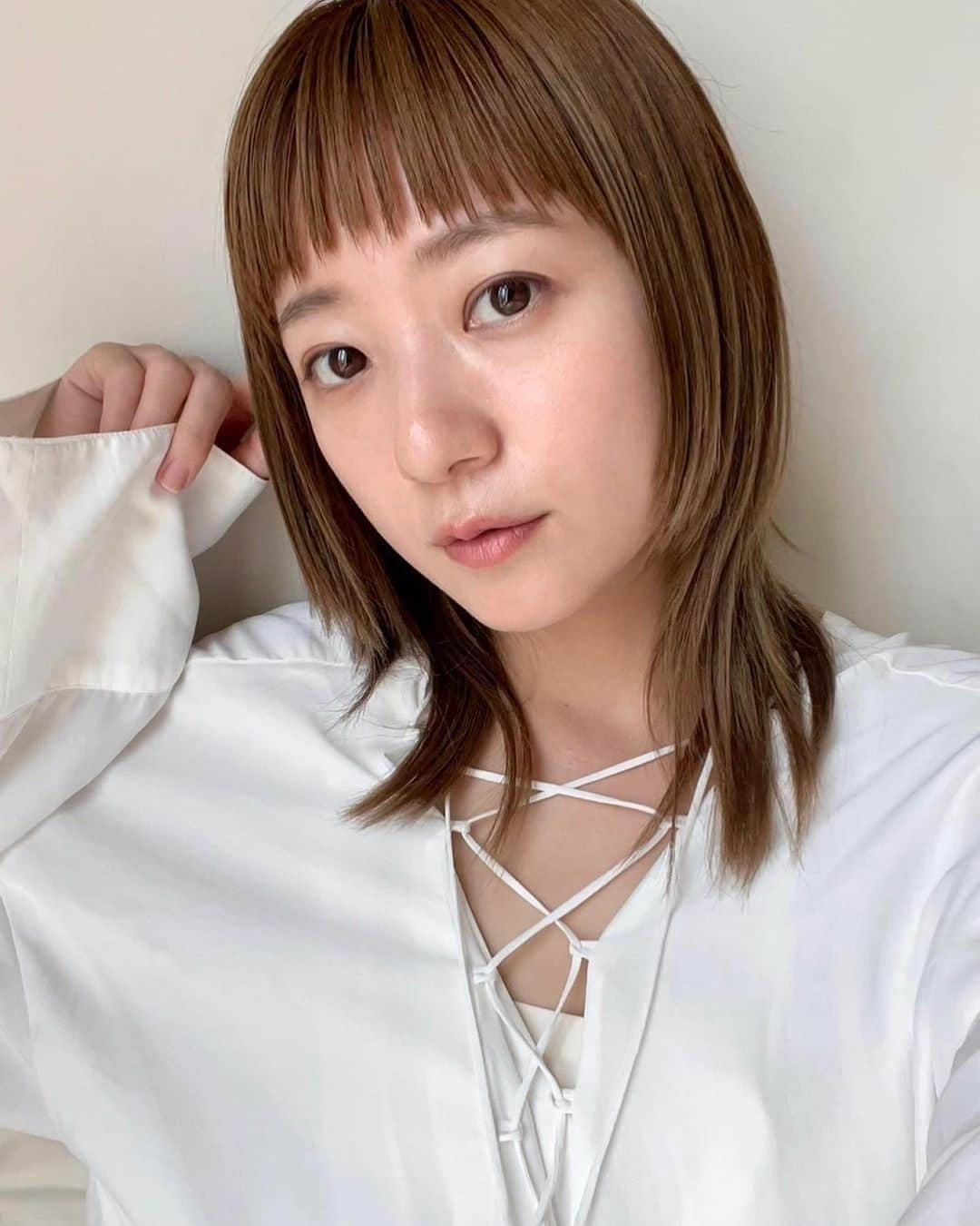 伊藤千晃のインスタグラム：「ハワイは日差しが強くて肌も焼けやすいので、 今回はうるおいを重視したスキンケアを日本から持ってきました🏝️✨  “オルビスユー エッセンスローション（医薬部外品）“！！ とにかく肌をうるおすならこれだね！！  このオルビスユー エッセンスローションは乾燥はもちろん、 ハリ不足や乾燥によるくすみなどの大人の肌悩みにも👍 ポーラ・オルビスグループ独自成分「デクスパンテノールW」が、 配合されていて、肌荒れ防止まで叶えてくれる✨  肌のうるおいをしっかり保ってハリ感が長時間続くスキンケアだから、 毎日のお出かけ前にもおすすめ。 このトロッとしたテクスチャーを、 私は首の方までたっぷり使っています❣️  これからも継続して使ってみたいと思います😉  シートベルトつけて、さぁ出発🚗🌈  #オルビス  #オルビスユー #オルビスユーシリーズ #とろぱしゃ化粧水 #すべてはうるおい  @orbis_jp」