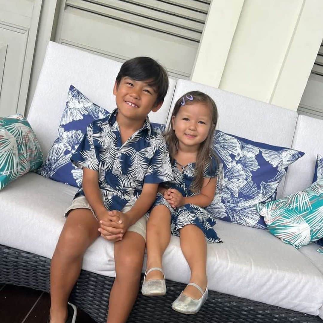 Angels By The Sea Hawaii Waikiki Based Boutiques ?Original clothing designed さんのインスタグラム写真 - (Angels By The Sea Hawaii Waikiki Based Boutiques ?Original clothing designed Instagram)「Matching clothes double your smiles @angelsbythesea  一緒だから笑顔も二倍に  お揃いのお洋服で ご家族の記念日やお出掛けをより楽しく  Matching clothes make family anniversaries and outings more memorable.  👗 Tropical Leaves Collection from @angelsbythesea  📸 @enakloss Thank you💕 📍 Kahala, Hawaii  @angelsbythesea has been Hawaii’s resort fashion brand based in Honolulu, Hawaii, since 2010. Please visit our online store 🌺www.angelsbytheseahawaii.com Owner Designer Nina Thai (Miss Waikiki) @nina_bythesea (日本語勉強中📚🙇🏻‍♀️) Please feel free to tag your pic for a chance to be featured!  ハワイのリゾートファッション、 エンジェルズバイザシー はミスワイキキである Nina Thai によって作られたハワイオリジナルファッションブランドです🌴日本語ウェブサイトはこちら www.angelsbytheseahawaii.jp  ハワイやリゾートファッションが好きな人は是非私達のアカウントをフォローして下さい🙌また私達の商品をポストする際にタグ付けしていただいたら私達からリポストされるチャンスがあります  #angelsbytheseahawaii #angelsbythesea #resortwear #hawaii #waikiki #matchingoutfits #matchymatchy #mommyandme  #ハワイ #ワイキキ #カイルア #ラニカイビーチ #シンプルコーデ #エンジェルズバイザシーハワイ #エンジェルズバイザシー #リゾートファッション #ハワイ限定 #リンクコーデ #家族コーデ #하와이스냅 #하와이허니문스냅」7月14日 18時10分 - angelsbythesea