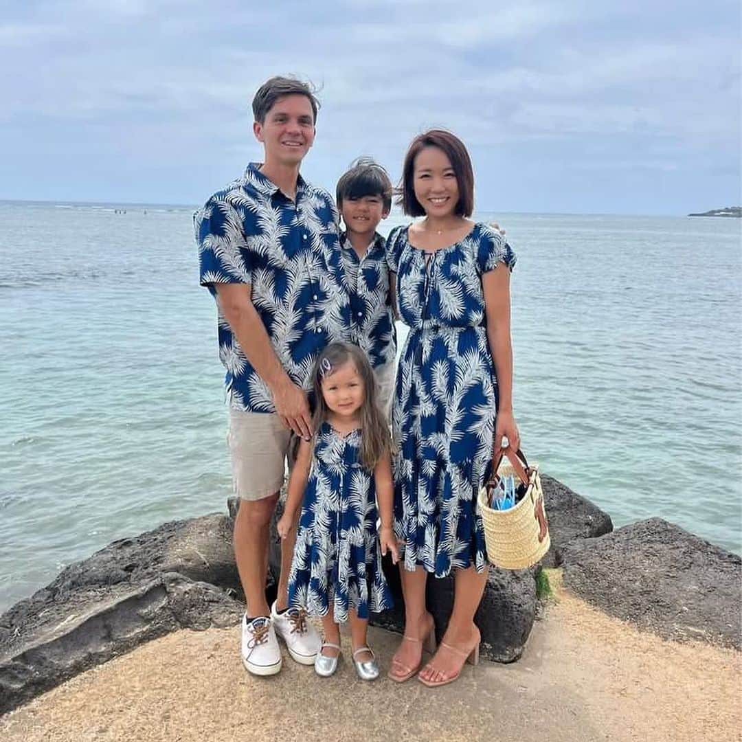 Angels By The Sea Hawaii Waikiki Based Boutiques ?Original clothing designed のインスタグラム：「Matching clothes double your smiles @angelsbythesea  一緒だから笑顔も二倍に  お揃いのお洋服で ご家族の記念日やお出掛けをより楽しく  Matching clothes make family anniversaries and outings more memorable.  👗 Tropical Leaves Collection from @angelsbythesea  📸 @enakloss Thank you💕 📍 Kahala, Hawaii  @angelsbythesea has been Hawaii’s resort fashion brand based in Honolulu, Hawaii, since 2010. Please visit our online store 🌺www.angelsbytheseahawaii.com Owner Designer Nina Thai (Miss Waikiki) @nina_bythesea (日本語勉強中📚🙇🏻‍♀️) Please feel free to tag your pic for a chance to be featured!  ハワイのリゾートファッション、 エンジェルズバイザシー はミスワイキキである Nina Thai によって作られたハワイオリジナルファッションブランドです🌴日本語ウェブサイトはこちら www.angelsbytheseahawaii.jp  ハワイやリゾートファッションが好きな人は是非私達のアカウントをフォローして下さい🙌また私達の商品をポストする際にタグ付けしていただいたら私達からリポストされるチャンスがあります  #angelsbytheseahawaii #angelsbythesea #resortwear #hawaii #waikiki #matchingoutfits #matchymatchy #mommyandme  #ハワイ #ワイキキ #カイルア #ラニカイビーチ #シンプルコーデ #エンジェルズバイザシーハワイ #エンジェルズバイザシー #リゾートファッション #ハワイ限定 #リンクコーデ #家族コーデ #하와이스냅 #하와이허니문스냅」