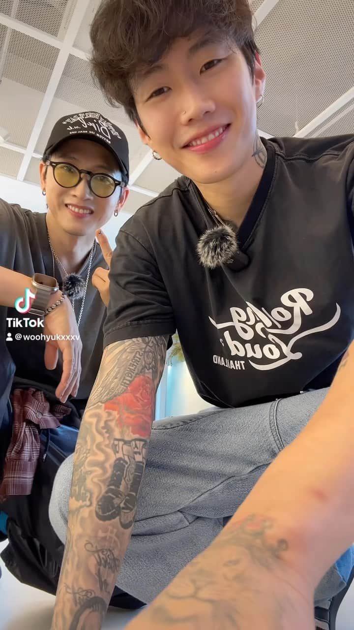 のインスタグラム：「저랑 재범이랑 걸그룹 챌린진 첨보시죠? 이번엔 제가 재범이에게 춤을 배워 봤습니다 :)  Let's get Super Shy🐰」
