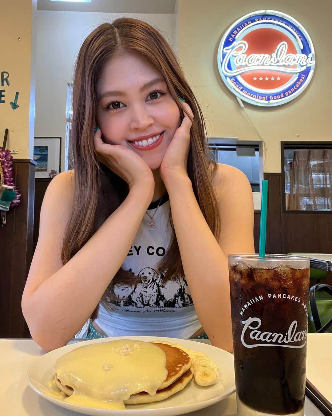 吉岡久美子のインスタグラム：「、 沖縄記録🥞🌺🩷  パニラニうますぎ…  毎朝食べたい🥲🥲🫶🌈🌈  生クリームに650円課金した(笑) ほんまはあと2皿追加したかった🤣  口いっぱいにパンケーキと 生クリームを入れた時 自然と目を閉じて味に集中してしまう 虜になるうまさ🥞🥞🥞🥞🩷 、 、 、 #つぼみ大革命 #つぼみ #吉本 #よしもと #アイドル #idol #ライブ #instagood #いいね #フォローミー #沖縄 #沖縄旅行 #沖縄カフェ #沖縄観光 #恩納村 #恩納村カフェ #恩納村グルメ #パニラニ #パニラニパンケーキ #パンケーキ #沖縄パンケーキパニラニ」