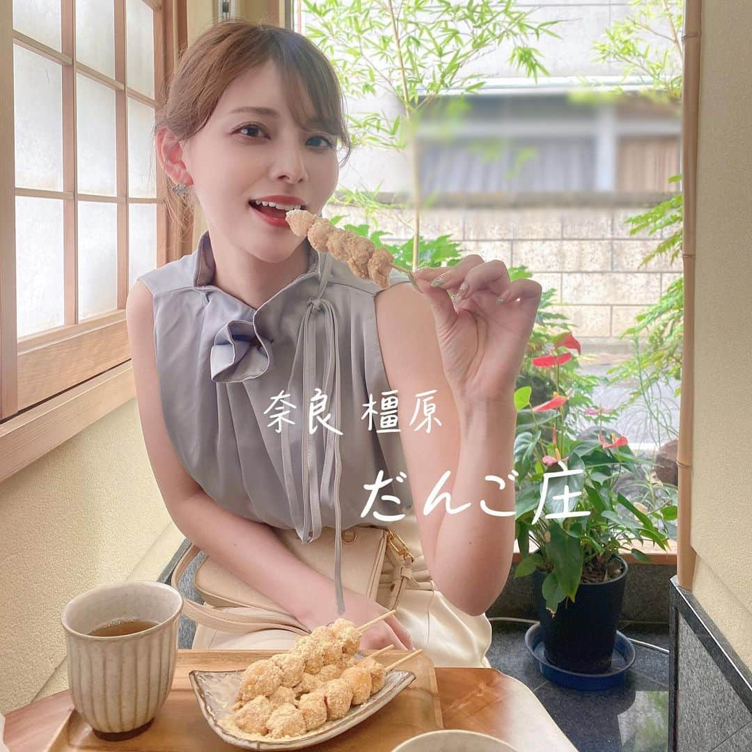 Licaさんのインスタグラム写真 - (LicaInstagram)「お団子大好きだから今まで色んなお団子食べてきたけど、、🍡 いっっちばん美味しい😋💗 . ふわっふわもっちりのお団子に、甘しょっぱいきな粉がたっぷり！！！ . 1本80円なのも嬉しい☺️💗 . 次から次へとお客さんがひっきりなしに来店されてたよ😳 当日中に食べるのがおすすめです🙆🏼‍♀️🌸 . #奈良#奈良グルメ#だんご庄#だんご#お団子#きな粉#きな粉スイーツ」7月13日 18時10分 - lica829