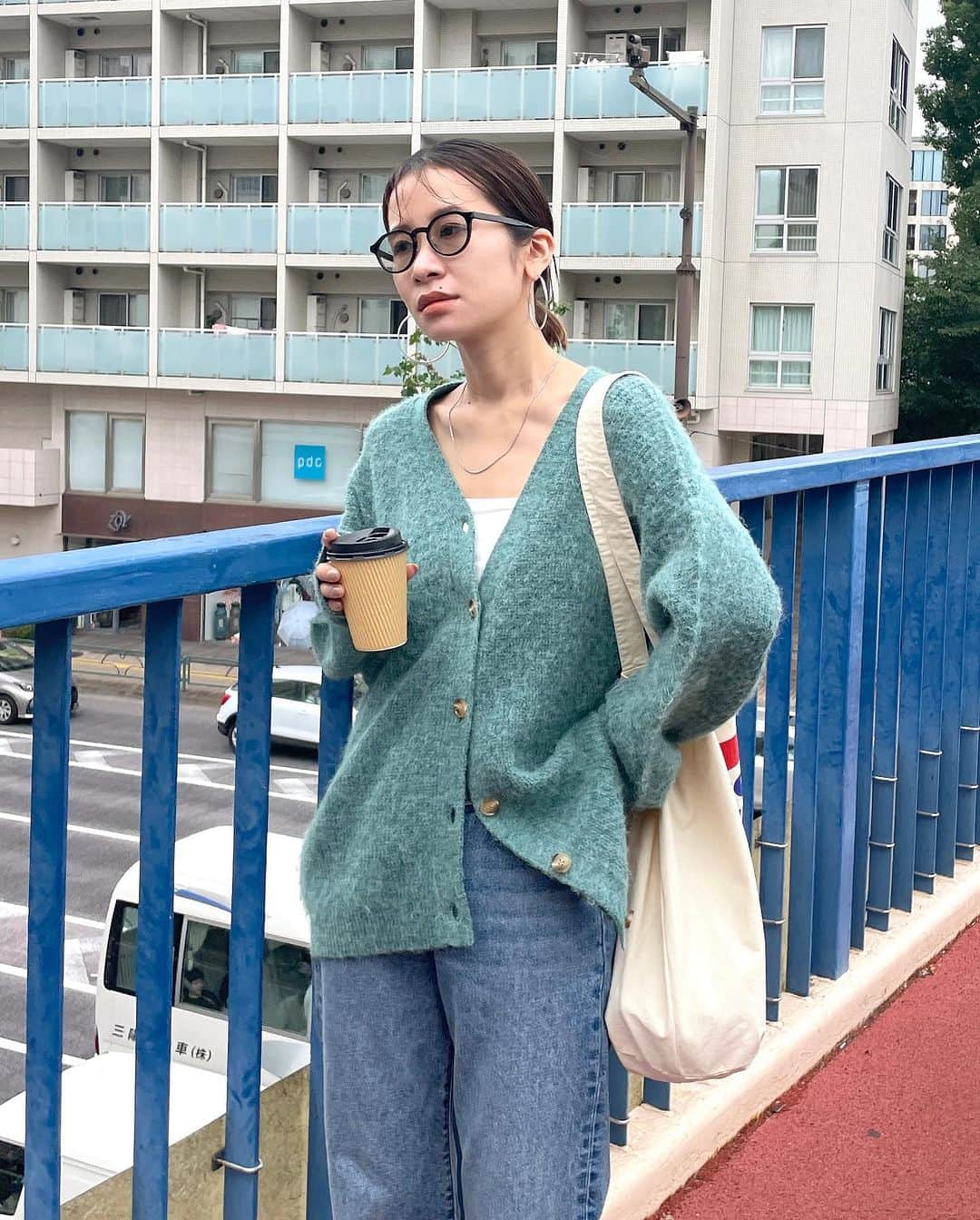 Ungrid staff snapのインスタグラム：「WEB限定の着心地の良さとシルエットが可愛いカラーガーデ☺️  @aki_ishikuro_ 166cm  #カラールーズニットカーデ ¥7,150(tax in) オフホワイト/グレー/ピンク/イエロー/グリーン/ブラウン × Levi's®︎ 別注 501 90s L28 ¥15,400(tax in) ブルー  他にない映える色が揃ったニットカーデ♡ ルーズなサイズ感と大きめのマーブルボタンが可愛いポイントです😋 デニムとの相性も抜群でゆるっとしたスタイリングを楽しめます！  ーーーーーーーーーーーーーーーーーーーーーーーーーーーー ☑︎商品詳細は製品タグ or TOPページURLよりチェック   » @Ungrid_staffsnap  #Ungrid #ungrid_official #ungriddenim #ungridコーデ #アングリッド #カジュアル #カジュアルコーデ #カジュアルスタイル #シンプル #シンプルコーデ #シンプルスタイル #levis #リーバイス #デニム #デニムコーデ #デニムスタイル #カーディガン #カーデ #カラーガーデ #秋コーデ #秋スタイル」