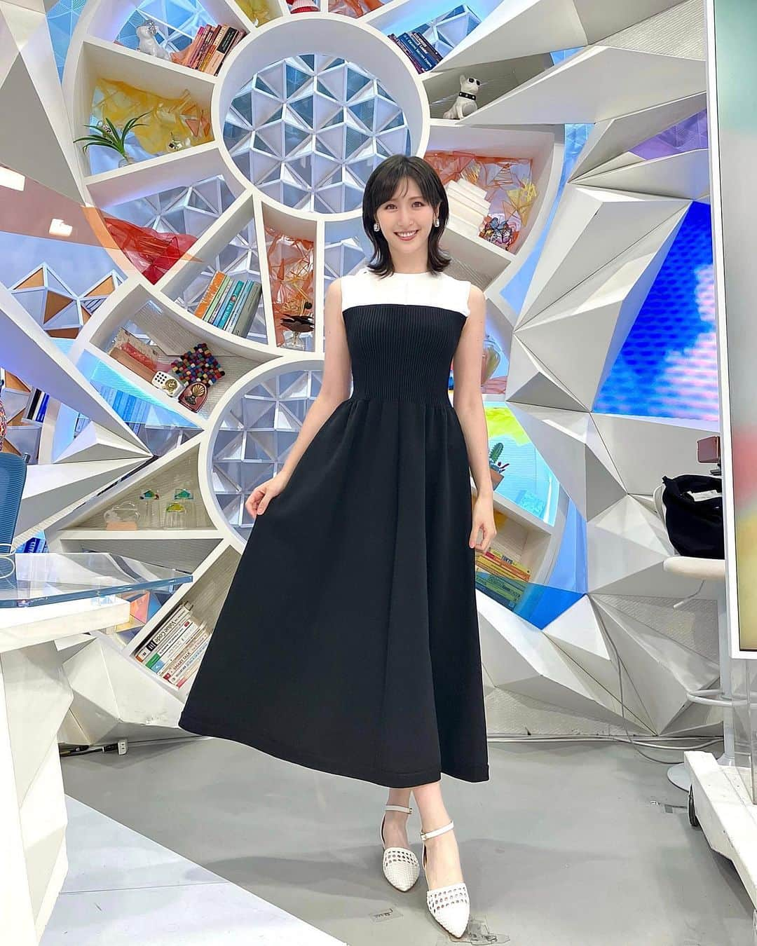 横山ルリカさんのインスタグラム写真 - (横山ルリカInstagram)「. 👗 #めざまし8 #ニットワンピース #アプワイザーリッシェ  #apuweiserriche  #パンプス #orientaltraffic  #モノトーンコーデ #ノースリーブワンピース  #🤍🖤 #夏ワンピース   今週末の三連休、特に日曜・月曜は危険な暑さということなのでお気をつけください☀️🥵  TOKYO FM🎧 TOKYO TEPPAN FRIDAY、 今週はリスナーの皆さんから、夏を乗り切るひんやりグッズ・ひんやりする方法を教えていただきました🎐  #TOKYOFM #TOKYOTEPPANFRIDAY #てつふら  あす7/15（土）24:00〜【競馬予想TV!】🏇  第25シーズンの表彰式🏆 そして、サマーシリーズ開幕🌻  🌊函館記念 🍑福島テレビOP  予想バトルをお楽しみに🔥  #競馬予想TV #サマーシリーズ #函館記念 #福島テレビOP  7/16（日）15:00〜UHB【KEIBAプレミア】🌽  函館最終週を締めくくる大一番、 函館記念👑  特別ゲストは高田秋ちゃんです🥰  ぜひ、ご覧ください🌈  #函館記念 #函館競馬場 #UHB #KEIBAプレミア  7/16（祝・月）23:30〜グリーンチャンネル 【ダート競馬JAPAN】🐎  浦和のプラチナカップを展望します🌻  ぜひ、チェックしてください🥰  #海の日 #三連休最終日 #グリーンチャンネル #ダート競馬JAPAN」7月14日 18時14分 - rurika_yokoyama_official