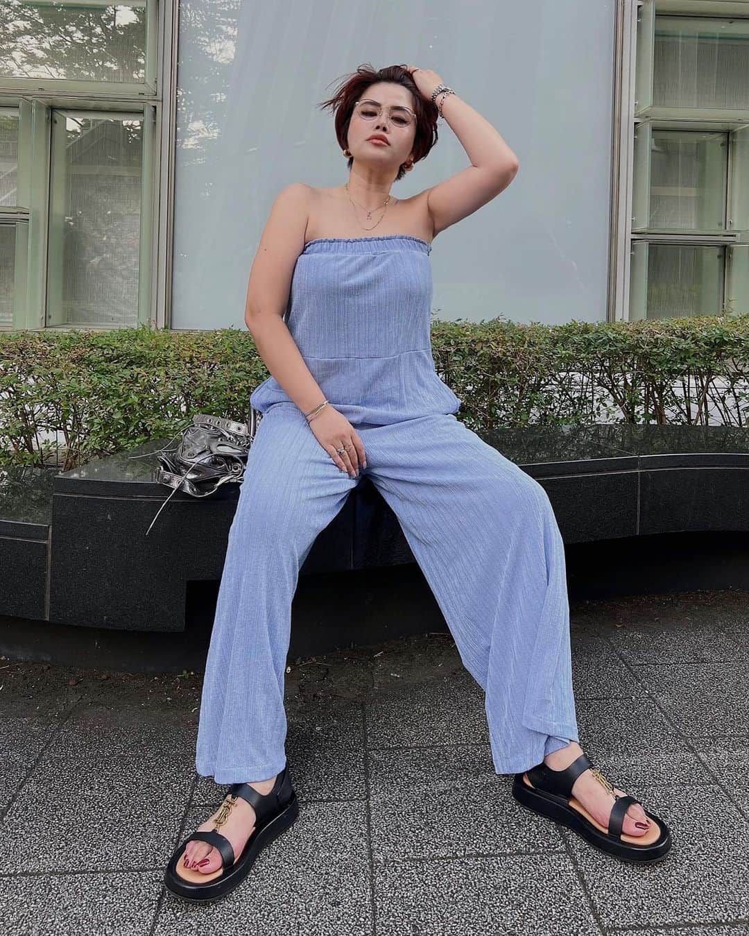 のインスタグラム：「⠀ 暑過ぎる無理、俺。  そして今日は会議でとんでもない写真さらけ出して泣いた😇 穴があるなら入りたいってまさに今日の俺。  all-in-one @wonem_official  sandal @burberry  bag @balenciaga」