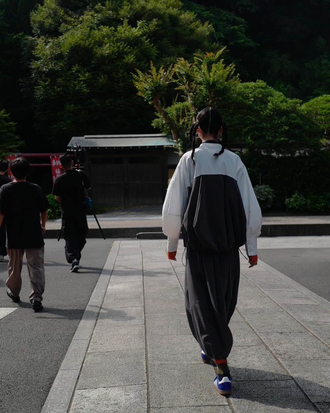 荻原桃子さんのインスタグラム写真 - (荻原桃子Instagram)「皆様にやっとご報告です🍃  この度、新たに⁬自身のアパレルブランド 「OMMO（オーエムエムオー）」を立ち上げ致します。  長年過ごした都内から緑豊かな鎌倉へと移住し、 新しいライフスタイルの中で、大自然と都会、 どちらとも自分らしく調和のとれるMODEの形を体現していきたいと思っております。  何年も迷っていた移住生活、 息子の小学校のタイミングと重なり、 勇気を出して１つの決断をすると 新しい出会いや新しい思いが溢れて、 新しい道が切り開かれました✨  ４０歳を目前に新しいスタートに とってもワクワクしています。  短い自分の人生ワクワクを忘れないで 沢山の事にチャレンジしたい。  まだまだ移住して数ヶ月、これから様々な季節を経て、 今まで好きではなかった素材も良いかも、とか こんな色を作ってみよう、とか こんなシルエットの方が便利！とか  自分自身もどんどん進化していくと思います。  OMMOでは、その時々の自分の感覚を素直に表現していきたいと思っていますので 楽しみにしてくださる皆様と 様々な事を共有できるブランドにしていきたいな、 と思っております。  まずは本日OFFICIAL INSTAGRAM  @ommo_official_ と ティザーサイトがOPENしましたのでTOP LINK か ストーリーリンクよりご覧ください。  メルマガ登録をしていただけきますと 28日のOFFICIAL SITE OPENまでも 様々な情報をお送りさせていただきますので 是非ご登録ください！！  #OMMO  #OMMOofficial  #オーエムエムオー」7月14日 18時17分 - momokoogihara