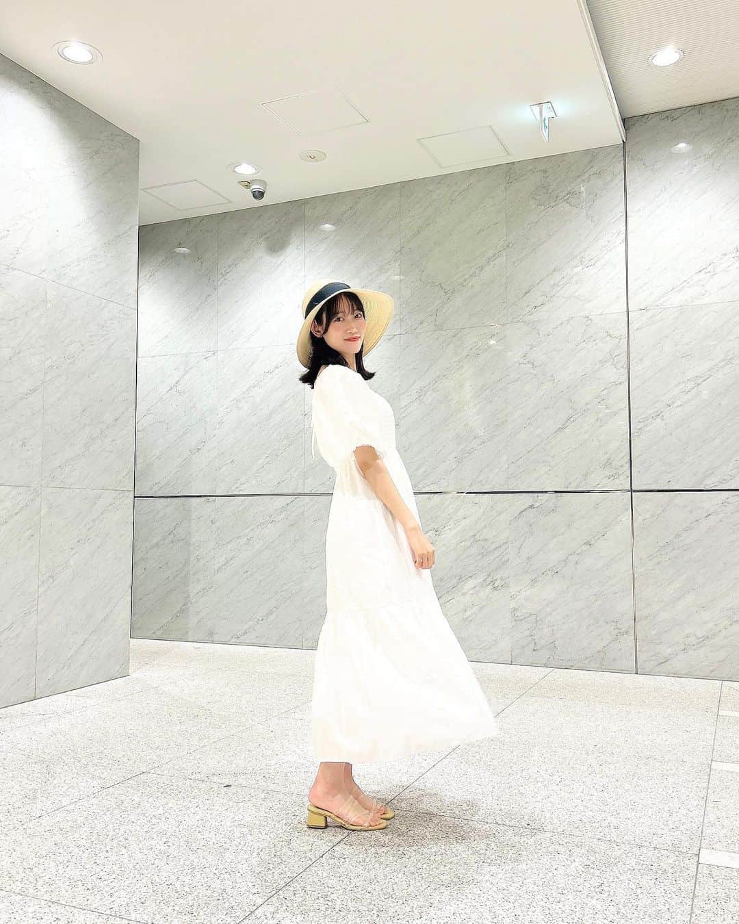 黒須遥香さんのインスタグラム写真 - (黒須遥香Instagram)「👒🤍 　 .   この日の私服テーマは「妻風」  ウェディングドレス👰‍♀️をイメージして、真っ白なワンピースにしました☺︎  ウェディングドレスは妻というよりも花嫁さんなのですが、「花嫁さん風です！」って言ったらみなさんに期待させすぎちゃうと思って…  　 　 真っ白なワンピースを調べていたら、麦わら帽子がセットでよく出てきて  被りたくなっちゃったので被りました👒     そしたらなんだか、想像上の妻みたいになりました！新婚旅行中の妻ってことでもいいかも！ 　 　  。   #白ワンピース #麦わら帽子 #サンダル #夏コーデ #お花畑コーデ #ingni」7月14日 18時20分 - kuros.mile_haruka