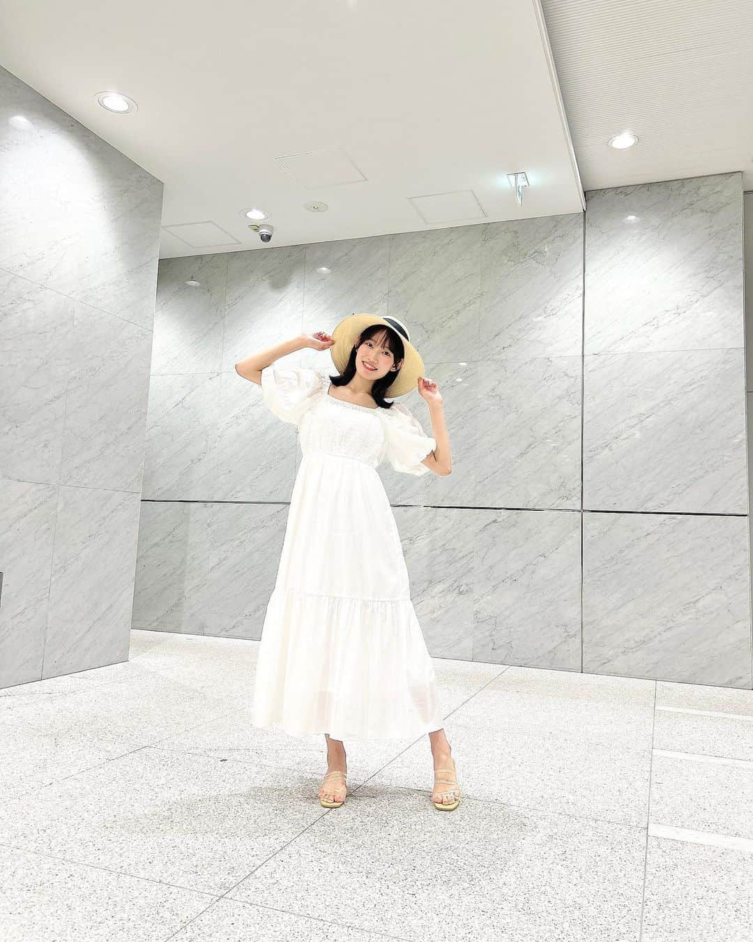 黒須遥香のインスタグラム：「👒🤍 　 .   この日の私服テーマは「妻風」  ウェディングドレス👰‍♀️をイメージして、真っ白なワンピースにしました☺︎  ウェディングドレスは妻というよりも花嫁さんなのですが、「花嫁さん風です！」って言ったらみなさんに期待させすぎちゃうと思って…  　 　 真っ白なワンピースを調べていたら、麦わら帽子がセットでよく出てきて  被りたくなっちゃったので被りました👒     そしたらなんだか、想像上の妻みたいになりました！新婚旅行中の妻ってことでもいいかも！ 　 　  。   #白ワンピース #麦わら帽子 #サンダル #夏コーデ #お花畑コーデ #ingni」