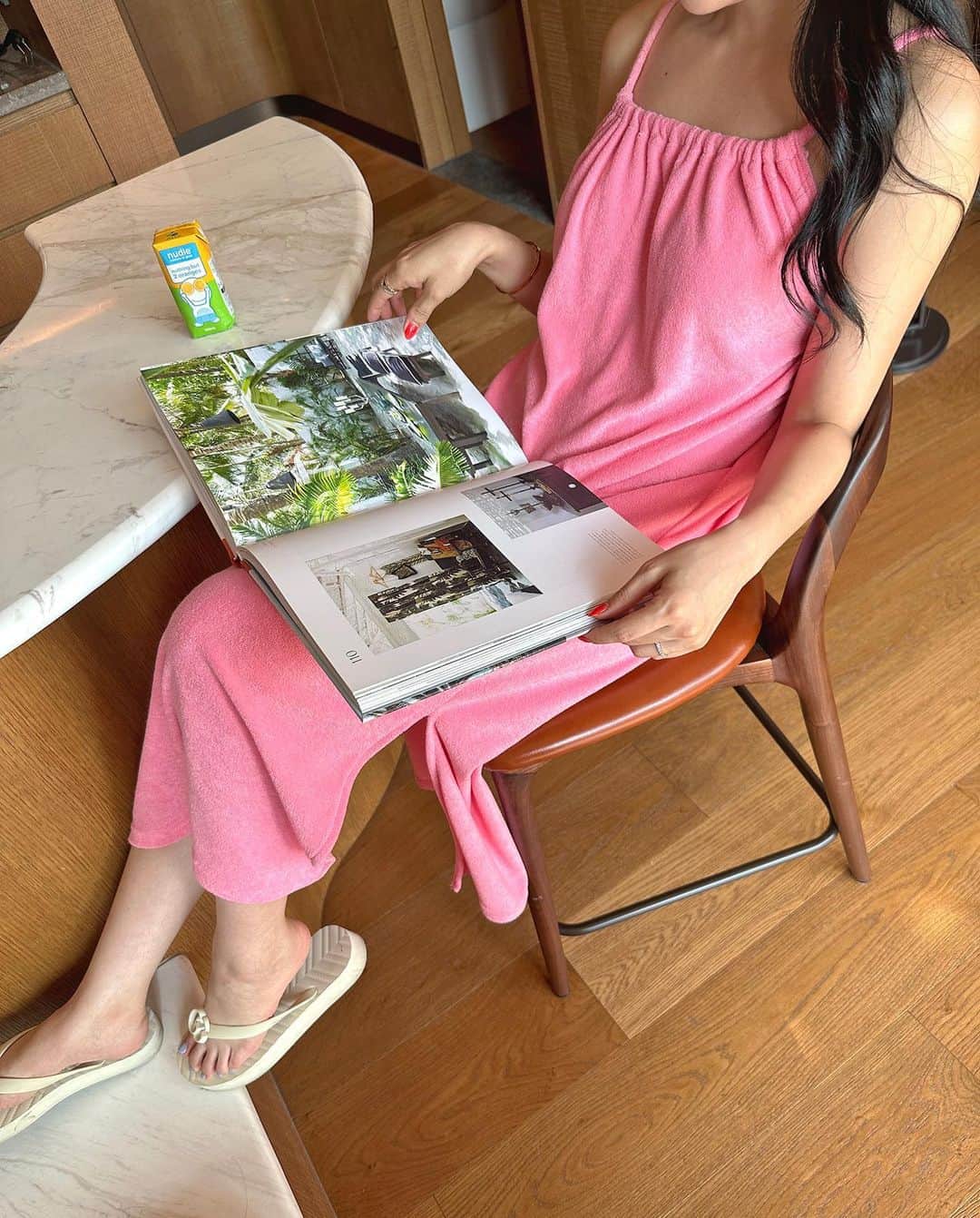のインスタグラム：「요즘엔 테리 소재로 제작되는 다양한 아이템들이 출시되고 있는 것 같아요~?  홈웨어처럼, 호캉스에서도, 수영복 커버업으로도 아주 다양하게 입기 좋은 테리 원피스두 찾아봤어요🤍🩷🩵  비슷한 것 같은데 핏도 다 다르고 어떤건 너무 촌스럽구.. 어떤건 또 너무 펑퍼짐하구…  뒤지고 뒤져서 가장 맘에 들었던 상품으로 데리고 왔숩니다🫡  다음주 많.관.부🎵」