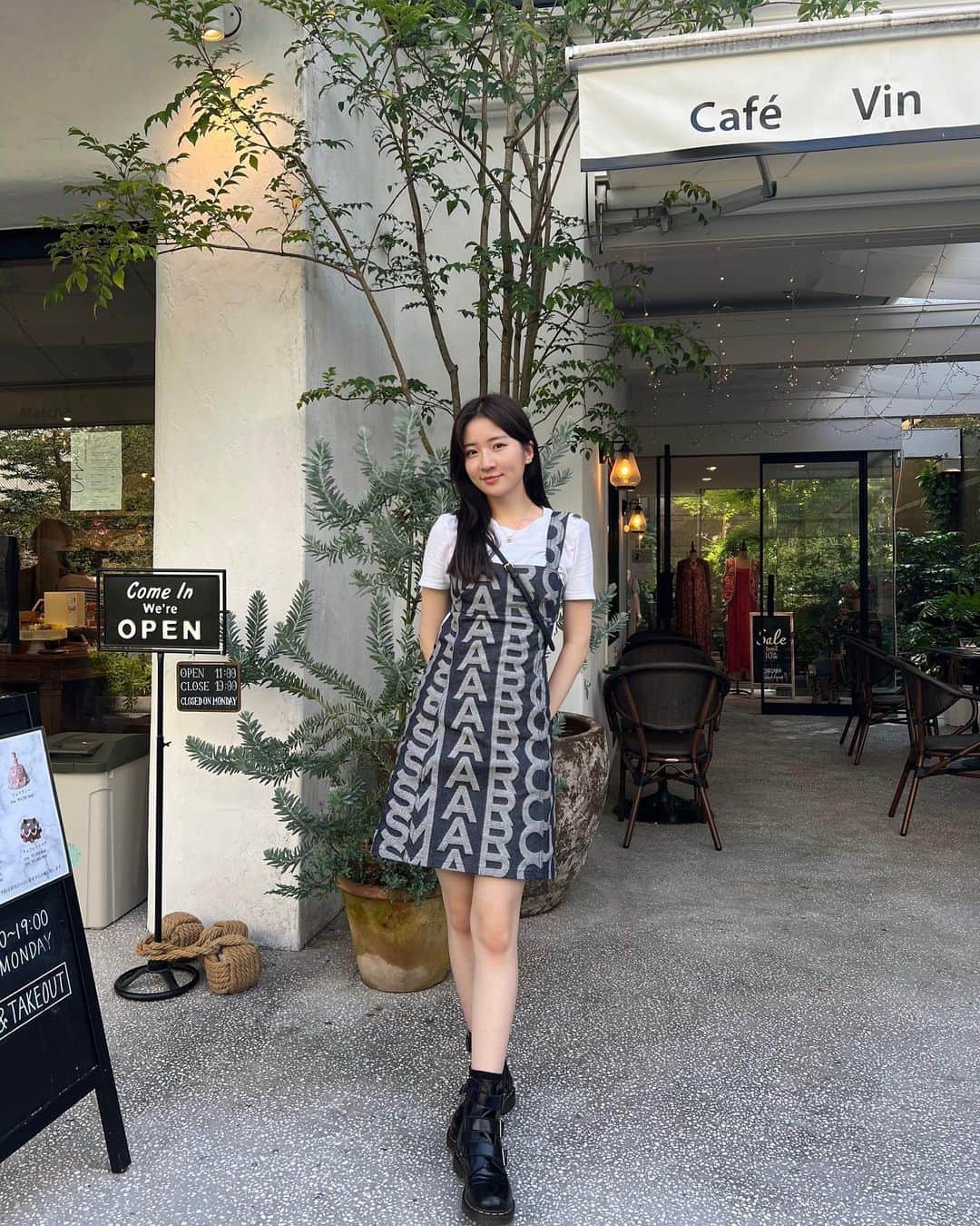 雨宮凜々子のインスタグラム：「お気に入りのワンピにオシャンなカフェは最高😚  👚#zara  👗#marcjacobs  👠#drmartens   #ootd #fashion #夏コーデ #デニム #中目黒カフェ」