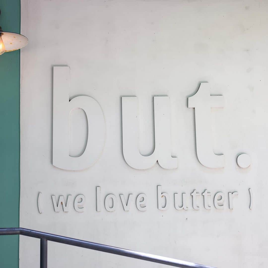 きょん。さんのインスタグラム写真 - (きょん。Instagram)「.  .  but. we love butter @but.we.love.butter  台北土産にぜひとも(!)おすすめしたいのが、 松山空港近くにある バター菓子専門店「but. we love butter」。  味わい、デザイン、立地などなど、 推しポイントがありすぎて、 "ここがこうだから！"と 一言にまとめることが難しいから まずは写真をご覧いただきたい。  扉を開いたら、そこはまるでテイラー。 あれ、お店間違えた？と思いながら、 おそるおそる奥に進んでみると 試着室らしき扉を発見。  扉を開けばそこには、 クリエイターの作品が...！  実は最奥にある扉の先が ショップに繋がっていて、 まるでアトリエのような空間がお目見え。 (ここにもクリエイター作品多数！)  どこから撮影すればいいのか 思わず困惑してしまったくらい、 写真＆動画に収めたいポイントが盛りだくさん◎  パシャパシャ📸していたら、 スタッフさんが試食にどうぞって バタークッキーを持ってきてくれた。  エシレバターが使用されていて、 リッチな風味とざくっとした食感が◎  ほかにも台湾といえばな パイナップルフレーバーなどなど、 計6種類がラインナップ📝  ラッピングが選べるのもここならではのスタイルで、 中にはクリエイターとコラボしたデザインがあったりも🧑🎨  写真で伝え切るには限界があるので、 続きは後日リールにて...☑️  店名:but.we.love.butter 住所:台北市松山区富錦街102号  #台北#台北グルメ#taipei#台北土産#taipeitrip#台北甜點#台北旅行#taipeifood#taipeigourmet#i台北料理 #台北スイーツ #butwelovebutter#台湾美食#台北美食#台湾女子旅 #台湾好きな人と繋がりたい#カフェ巡り#台湾カフェ#台湾グルメ」7月14日 18時30分 - kyon_tokiiro