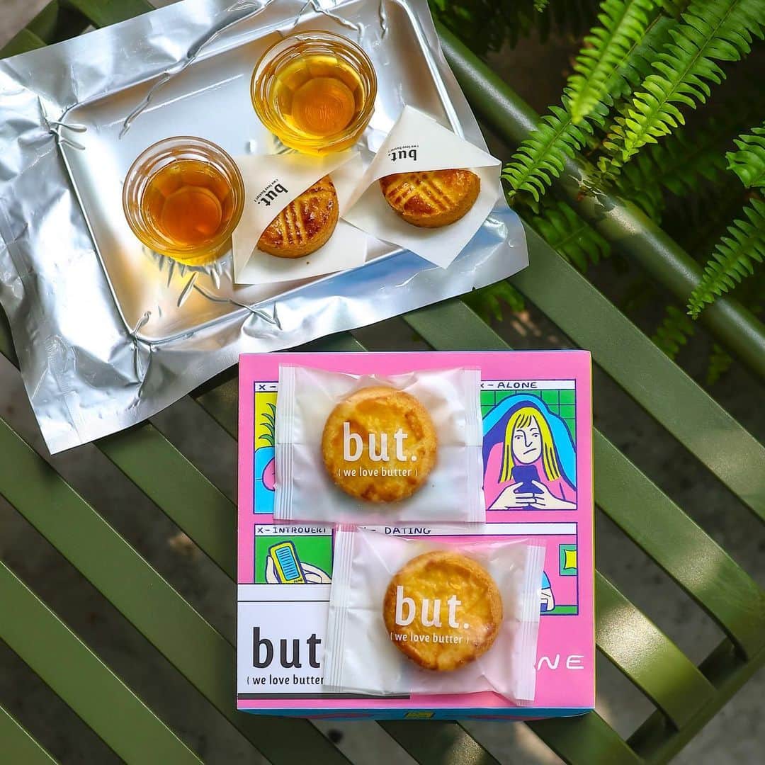 きょん。さんのインスタグラム写真 - (きょん。Instagram)「.  .  but. we love butter @but.we.love.butter  台北土産にぜひとも(!)おすすめしたいのが、 松山空港近くにある バター菓子専門店「but. we love butter」。  味わい、デザイン、立地などなど、 推しポイントがありすぎて、 "ここがこうだから！"と 一言にまとめることが難しいから まずは写真をご覧いただきたい。  扉を開いたら、そこはまるでテイラー。 あれ、お店間違えた？と思いながら、 おそるおそる奥に進んでみると 試着室らしき扉を発見。  扉を開けばそこには、 クリエイターの作品が...！  実は最奥にある扉の先が ショップに繋がっていて、 まるでアトリエのような空間がお目見え。 (ここにもクリエイター作品多数！)  どこから撮影すればいいのか 思わず困惑してしまったくらい、 写真＆動画に収めたいポイントが盛りだくさん◎  パシャパシャ📸していたら、 スタッフさんが試食にどうぞって バタークッキーを持ってきてくれた。  エシレバターが使用されていて、 リッチな風味とざくっとした食感が◎  ほかにも台湾といえばな パイナップルフレーバーなどなど、 計6種類がラインナップ📝  ラッピングが選べるのもここならではのスタイルで、 中にはクリエイターとコラボしたデザインがあったりも🧑🎨  写真で伝え切るには限界があるので、 続きは後日リールにて...☑️  店名:but.we.love.butter 住所:台北市松山区富錦街102号  #台北#台北グルメ#taipei#台北土産#taipeitrip#台北甜點#台北旅行#taipeifood#taipeigourmet#i台北料理 #台北スイーツ #butwelovebutter#台湾美食#台北美食#台湾女子旅 #台湾好きな人と繋がりたい#カフェ巡り#台湾カフェ#台湾グルメ」7月14日 18時30分 - kyon_tokiiro