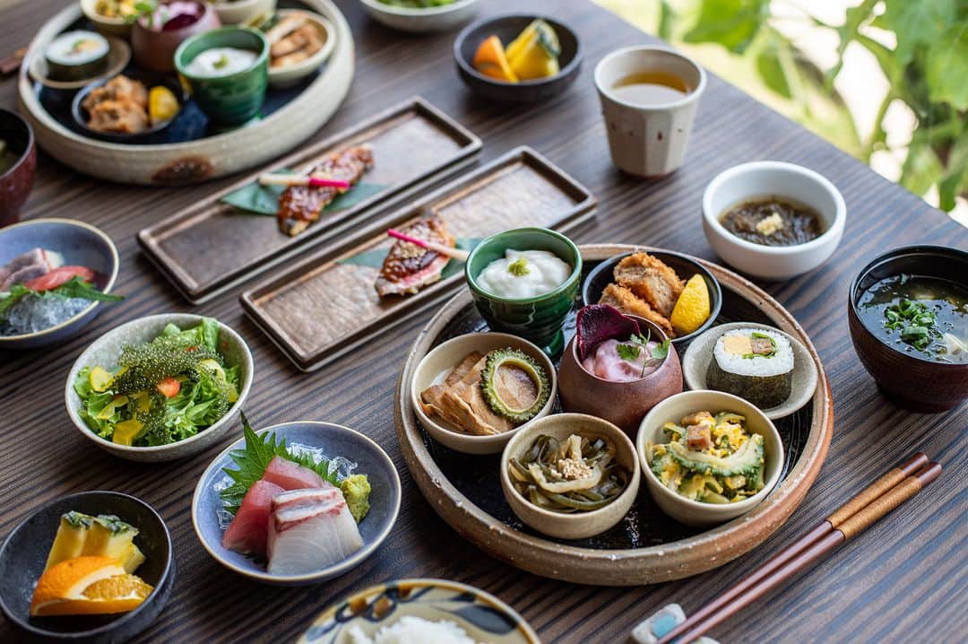 Okinawa Marriott Resort & Spa 【公式】さんのインスタグラム写真 - (Okinawa Marriott Resort & Spa 【公式】Instagram)「期間限定！ 心づくしの「沖縄御膳」で始まる、夏の朝。  7月15日～9月18日の期間限定で、 朝食付きプランをご予約のお客様は、 ブッフェもしくは沖縄御膳をお選びいただけます。  アーサの味噌汁や、 ぐるくんの焼き味噌、 海ぶどうサラダ、 あぐー冷しゃぶなど、 沖縄の味をふんだんに詰め込んだ 「沖縄御膳」は全15品。  体に優しいお料理は、 夏の朝を爽やかに、 元気にスタートさせてくれるはずです。  プランについて詳しくは、  @okinawa.oriental.hotel プロフィールから ウェブサイトをご確認ください。  A summer morning that begins with a deeply satisfying ""Okinawa Gozen"", a limited summer breakfast menu!  For a limited time from July 15th until September 18th, guests who have booked a plan that includes breakfast will be able to choose either the regular buffet or the Okinawa Gozen.  Okinawa Gozen comes with a total of 15 items that are all bursting with Okinawan flavors such as seaweed miso soup, grilled Banana fish with miso, sea grape salad, and chilled pork shabu. This healthy selection will give you a refreshing start to your summer morning and provide energy all day.  #オリエンタルホテル沖縄朝食 #沖縄朝食美味しいホテル  #沖縄朝食ホテル #沖縄 #okinawa #やんばる #yanbaru  #沖縄旅行 #okinawatrip #沖縄観光 #名護  #沖縄大好き #家族旅 #女子旅  #女子旅行 #夫婦旅行 #記念日旅行  #沖縄ホテル #リゾートホテル  #オリエンタルホテル沖縄 #orientalhotelokinawa  #オリエンタルホテル #orientalhotel #ikyu_travel #funnightatresort」7月14日 18時31分 - okinawa.oriental.hotel