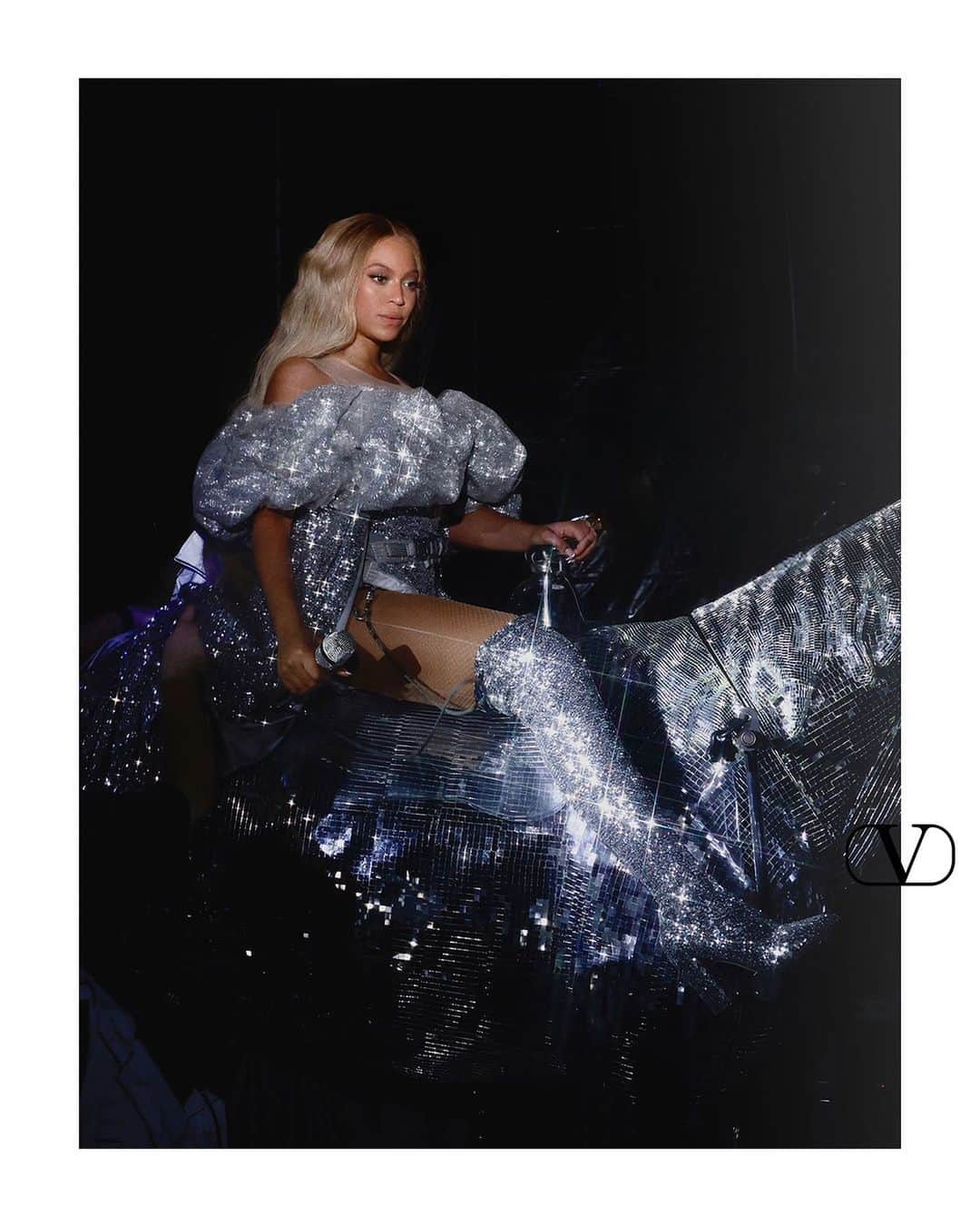 Valentinoさんのインスタグラム写真 - (ValentinoInstagram)「@beyonce opts for Valentino.    Last night, the singer performed on her Renaissance Tour in a full silver sequin bustier bodysuit look, featuring a dramatic train and matching silver knee-high boots, designed by @pppiccioli   Stylist: @shionat」7月14日 18時31分 - maisonvalentino