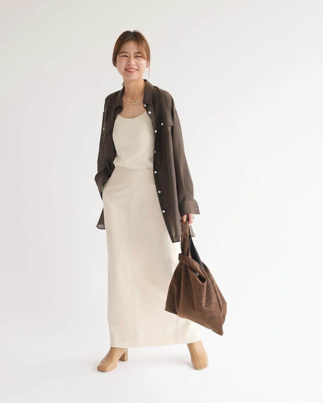 JOURNAL STANDARD relumeさんのインスタグラム写真 - (JOURNAL STANDARD relumeInstagram)「ムード高まるシアーシャツは今年もmust have！ ⁡ 夏真っ盛りの今、持っておきたいのは"使えるシャツ"。 ⁡ シワになりにくいさらっとした素材感が特徴のスパンボイルは、天然繊維のような自然な風合い。 ⁡ ⁡ ⁡ 長袖は冷房対策に、1枚できちんと見えるノースリーブはオフィススタイルにもすっと馴染みます。 ⁡ ⁡ -------------------- ⁡ スパンボイルワッシャーシアーシャツ ¥9,900(税込) no.23050462701030 ⁡ スパンボイルワッシャータックブラウス ¥8,800(税込) no.23051462700030 ⁡ -------------------- ⁡ SUMMER SALE 👒 7.13 thu〜 店舗・オンラインストアともにサマーセールスタート！ 夏物を買い足すなら今がチャンス！  --------------------  #ootd #relumewoman #journalstandardrelume #baycrews #relume #ジャーナルスタンダードレリューム #レリューム #ベイクルーズ #シアーシャツ #シアー #スパンボイル #長袖シャツ #ノースリーブ #ノースリーブブラウス #タックブラウス #ベイカーパンツ #ワントーン #秋小物」7月14日 18時25分 - js_relume
