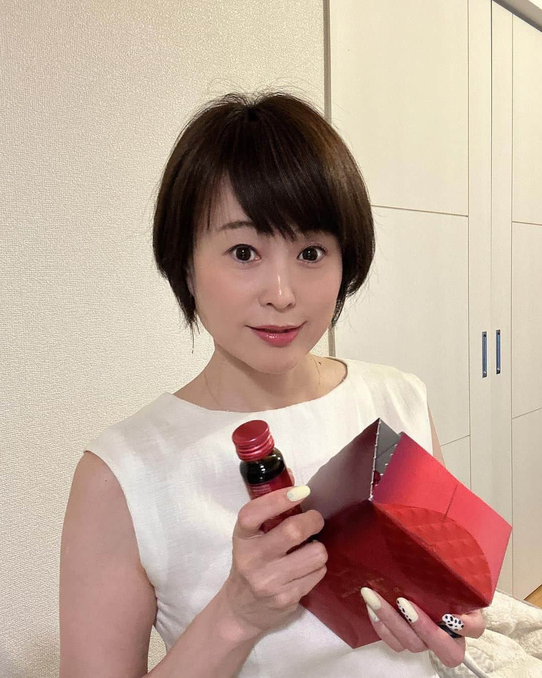 岩瀬玲のインスタグラム：「前からちょくちょく飲んでいる 美容ドリンクがバージョンアップ❣️  ☞プラセンタ100　ビューティーEXドリンク＋α ２種類のプラセンタエキス末配合 そしてとっても美味しいドリンク  嬉しい特徴はたくさんあるけれど 🩵50倍に濃縮した高濃度プラセンタを1本に20,000㎎配合 (※原料換算値(400mg×50倍濃度)） 🩵プロテオグリカン、ライチポリフェノール、ツバメの巣 ローヤルゼリー、ヒハツ、しょうが、ビタミンCなど 気になる成分配合 🩵ピーチ＆ミックスベリー味で本当に飲みやすい  このドリンク飲んでから 美容ドリンク＝まずい っていう概念無くなりました  実はこのドリンク QVC @qvc_japan　 でも大人気 しかもQVCだとお得に買えることも 次はなんと7月18日にオンエア予定だって！！ もうすぐだー  最近めちゃめちゃ暑いけど こういうドリンクがあるとほんと助かるわー 美味しそうな匂いがするのかサブがクンクンしてました🐶  @kirei_to_genki　 @mihyang.seo.3  PR #プラセンタ #キレイと元気 #プラセンタドリンク #美容ドリンク #夏バテ対策 #QVCジャパン #プラセンタ100」