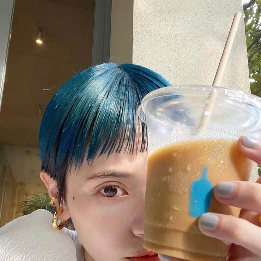 Yanagihara Hirokiさんのインスタグラム写真 - (Yanagihara HirokiInstagram)「夏はヘアカラーを楽しみましょう。 ・ ・ ブルー ブルーグレー グリーン イエロー ・ ケアブリーチで色んな色味を楽しみましょう。 ・ #ショートヘア#マッシュショート#マッシュボブ#ケアブリーチ#ブリーチカラー#青髪#ブルージュ #ソアリボブ #머리모양  #블리치  #미용실  #밥」7月14日 18時39分 - yanagihara_hiroki