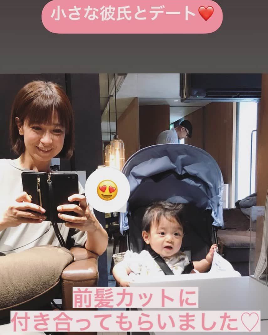 田野辺実鈴さんのインスタグラム写真 - (田野辺実鈴Instagram)「ほんの10分ほどの美容院なら 息子さまも耐えられるかなと、 前髪カットに付き合ってもらいました💇‍♀️ 終始ご機嫌で、 ママのカットを興味深々な様子で見ていてくれて😀 似合う？なんて質問したりして☺️ なんだこのきゅんきゅんする気持ちは😳ちっちゃい恋人を連れ回すのは ほどほどにします💦  ところで40歳にもなると 白髪があるのは当たり前ですか？ 私はあります🤔 染めるのめんどくさいなぁ💦 ありのままの自分でいたいなぁ☺️ #ちっちゃい恋人と  #美容院デート #アラフォーママ #アラフォーアナウンサー #40歳のお悩み #40歳アナウンサーの白髪事情」7月14日 18時39分 - misuzu_tanobe