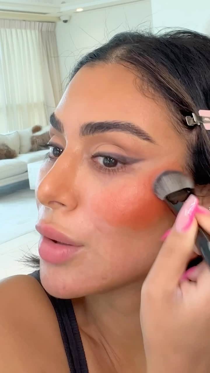 Huda Kattanのインスタグラム：「Happy Friiiidayyy!! 🎉 It’s Self LOVE Friday at @hudabeauty which means everyone has the day off! Wishing you guys an amazing day & weekend my loves!! ❤️❤️❤️ #grwm #hudabeauty」