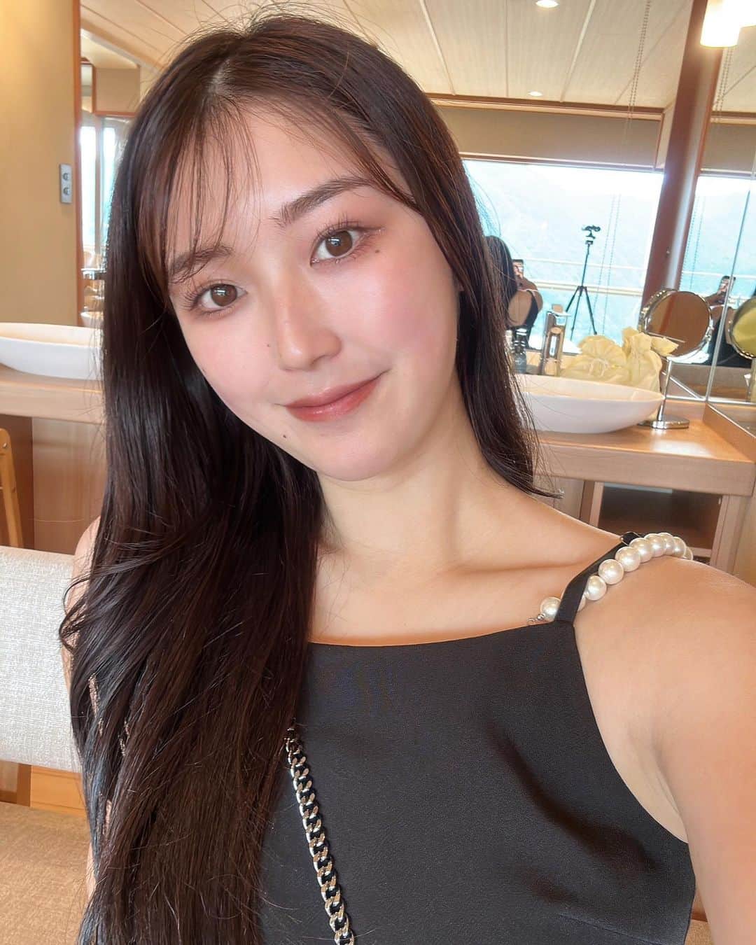 リサのインスタグラム：「焼けよね、わたし。。  うふふ、2枚目なんかウケるからみて🤣」
