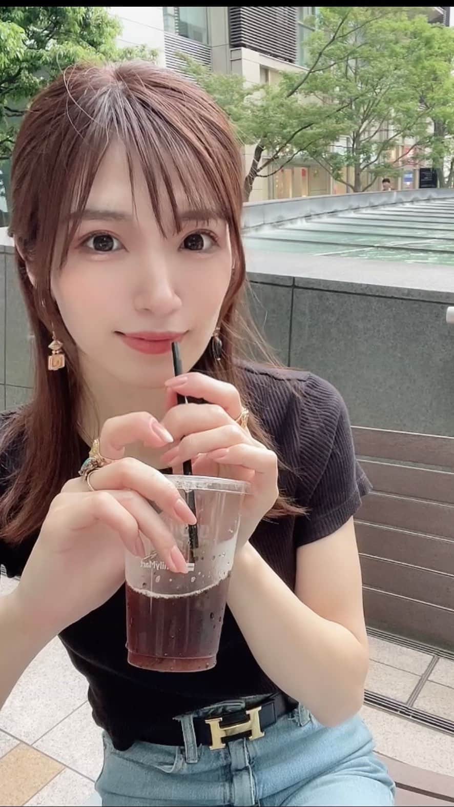 白瀬由莉のインスタグラム：「ただただ髪の毛を束ねてるだけ👼🏻  明日も素敵な1日を☺️🌈  🌷🧚🏻‍♀️🌻」