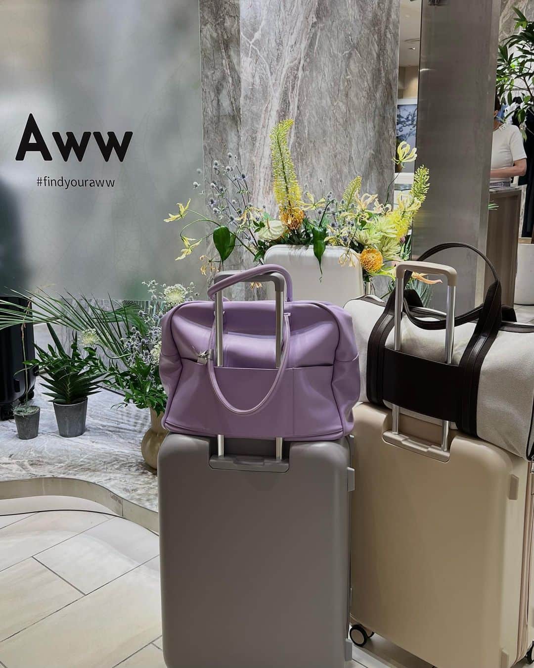 石黒美帆のインスタグラム：「✈︎✈︎ ⁡ 7.18 (Tue)まで開催されている @awwtravel_official POPUPへ🤍 ⁡ ⁡ カラー豊富なキャリーケースが可愛いのはもちろんだけど キャリーケースの持ち手にすっぽりハマるボストンバッグまであるの！ ⁡ 機内持ち込みできるSMALLサイズは キャリーケースを立てたまま フロントが開くようになっているものもあって とにかく色々便利すぎません‥？！🫢 ⁡ 他にも一見全く分からないのだけど サボテン、りんごを使った ビーガンレザーの小物も可愛かった🌵 ⁡ ⁡ ウェブで完売の商品も こちらで先行予約ができるそうです。♡ ⁡ ⁡ @awwtravel_community  #findyouraww #mygreenerchoice#aww-travel_popup#キャリーケース#スーツケース#旅行準備#伊勢丹新宿店」