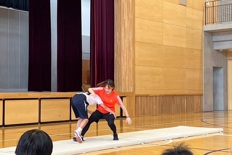 登坂絵莉さんのインスタグラム写真 - (登坂絵莉Instagram)「. 今日は東京都教育委員会主催の #笑顔と学びの体験活動プロジェクト  で北区立滝野川紅葉中学校へ行かせていただきました✨  質問コーナーやレスリング体験があり 慣れないレスリングにも楽しそうに取り組んでいる 生徒のみなさんの姿が印象的でした🤼🌻  今日の授業を通して 何か新しい気づきあったり 生徒のみなさんにとって 有意義な時間になっていると嬉しいです😊  このような機会をいただきました 滝野川紅葉中学校のみなさん 東京都教育委員会さま ありがとうございました！  #滝野川紅葉中学校」7月14日 18時41分 - eri_tosaka