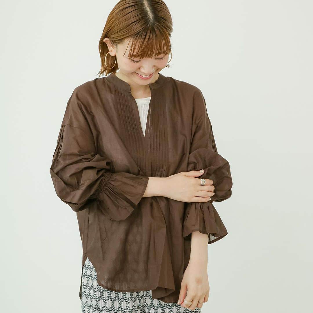 Lugnoncure（ルノンキュール）さんのインスタグラム写真 - (Lugnoncure（ルノンキュール）Instagram)「【Recommend Items】 肌触りがよく通気性の良いコットン100%の ブラウスは、袖丈があっても涼しげな印象に。  シンプルで羽織にもなるシャツや、コーデにアクセントがつく袖口を絞ったデザインブラウスをご用意。 ⁡ 今から秋まで長く使える万能アイテム、 ぜひゲットしてみてください💡 ⁡ ⁡ ・綿タックバンドカラーシャツ ¥6,490(tax incl.) _No.1712101 off-white/brown/navy ⁡ ・コットンボイル綿タックブラウス ¥6,490(tax incl.) _No.1712102 off-white/brown/charcoal ⁡ ⁡ ※商品画像は、撮影環境やご利用のPC・スマートフォンのモニター環境などにより実物と色味に差異がある場合がございます。  ⁡ ⁡ ⁡ ＝＝＝＝＝＝＝＝＝＝＝＝＝＝＝＝ 全国のLugnoncure取扱い店舗にて SUMMER SALE開催中 🚩 ⁡ 人気のアイテムをお得にゲットするチャンス♪ ぜひお近くの店舗に足を運んでみてください。 ⁡ ＝＝＝＝＝＝＝＝＝＝＝＝＝＝＝＝ ⁡ ⁡ #lugnoncure #ルノンキュール #オフコーデ #オフスタイル #休日コーデ #大人カジュアル #大人カジュアルコーデ #カジュアルコーデ #ナチュラルファッション #リラックスコーデ #コットン100% #シャツ #ブラウス #2023ss #summer #canshopig」7月14日 18時41分 - lugnoncure