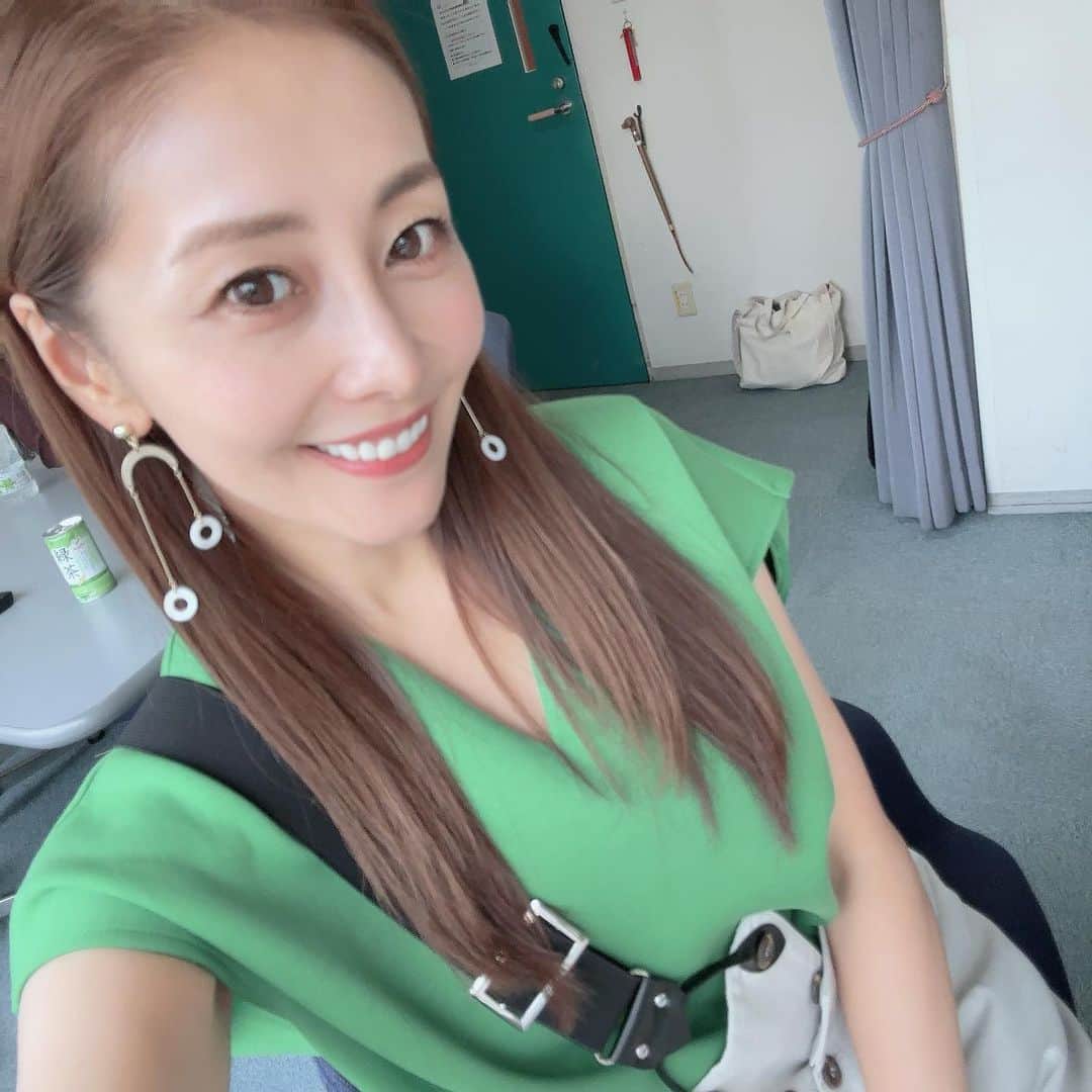 のインスタグラム：「今日はそこまで暑くないように感じるわたし☺️ 雨降らなそうで良かった☺️ このピアス わたしにはシーソーに見える💛 #熊切あさ美」
