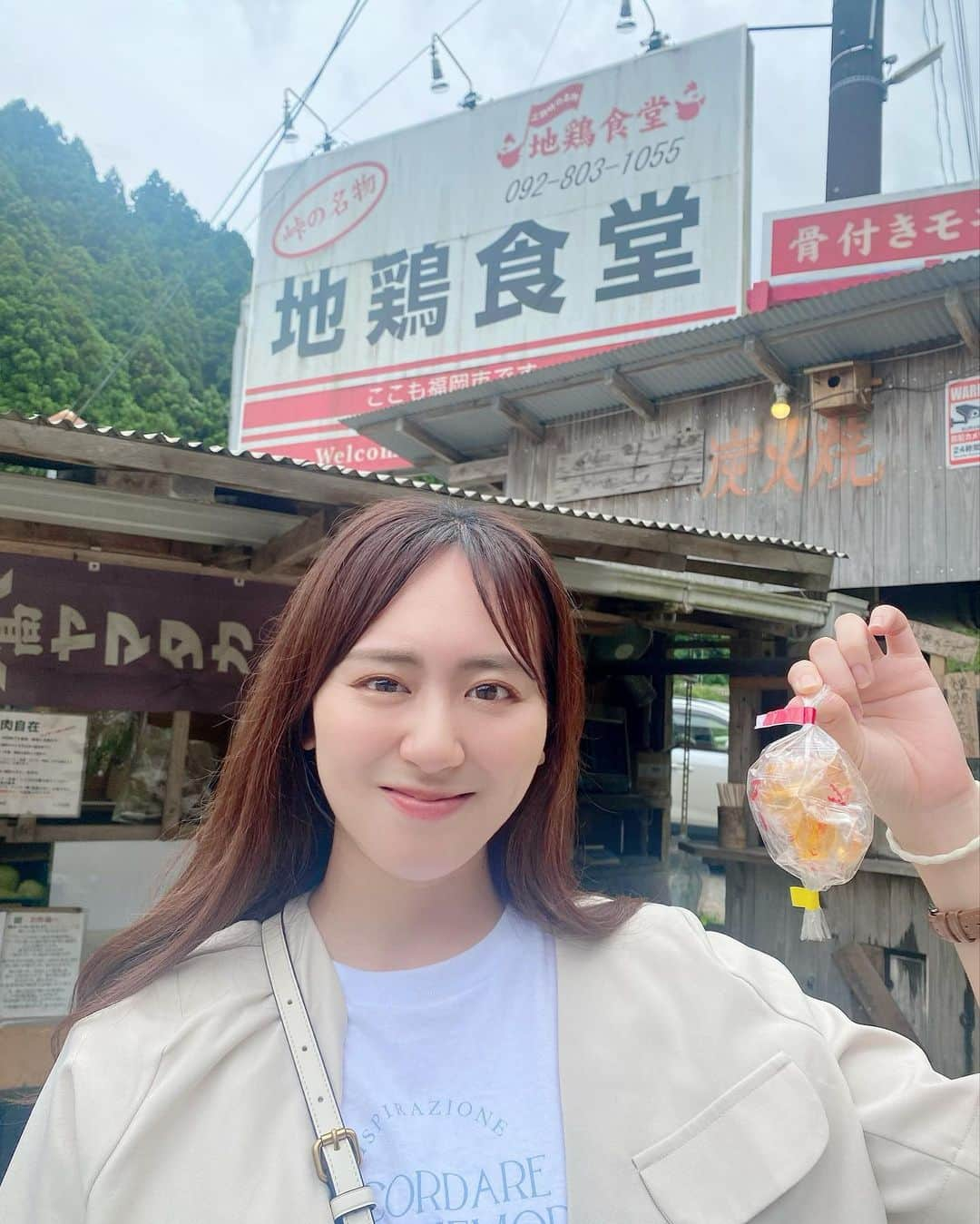 坂口理子さんのインスタグラム写真 - (坂口理子Instagram)「初めて行った地鶏食堂！  鶏はもちろん美味しすぎました！ そしてアツアツのお味噌汁もおいしくて優しくて癒された...☺️！  ご飯、そしてお惣菜もおかわり自由でした☺︎  焼いてる途中の写真！笑  お店の外には美味しそうな果物や 食べ物が...さらにお手頃価格で 惹かれましたがベッコウ飴を 連れて帰りました、、、笑  #地鶏食堂」7月14日 18時42分 - ricopi__hkt48