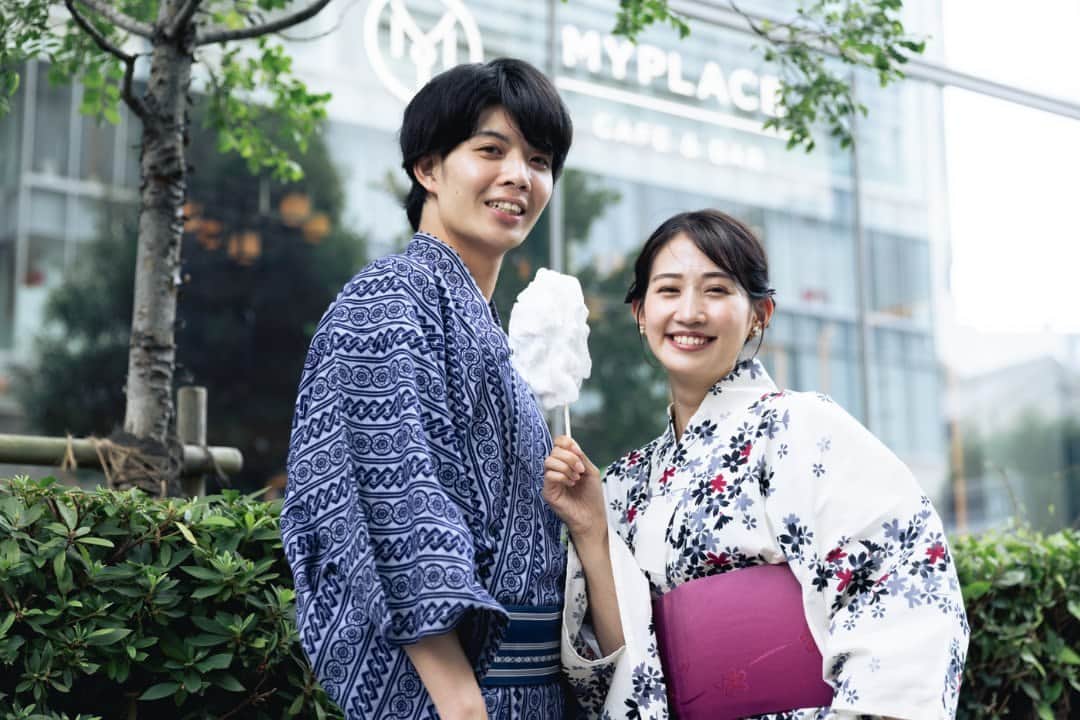 ヒルトン大阪 Hilton Osakaのインスタグラム：「夏祭りが開催される時期ですね。地元のお祭りや花火大会など、この夏、一度は浴衣でお出かけしたいものです。👘🎆  ヒルトン大阪では、7/23-7/25の期間中に浴衣でご来館のお客様向けに、先着順でオリジナルトートバックをプレゼント（※）🎁  夏の思い出づくりはヒルトン大阪で。  詳細は @hiltonosaka ホームページより。  ※数量限定、諸条件適用  Summer festival season is just around the corner. We all look forward to the opportunity of wearing yukata and experiencing the local festivities and dazzling fireworks.👘🎆  To enhance your summer experience, Hilton Osaka will be offering exclusive original tote bags to guests who visit the hotel in yukata from July 23 to July 25. Please note that this giveaway is available on a first-come, first-served basis.(*)🎁  Create your unforgettable summer memories at Hilton Osaka.  For more information, please visit our website: @hiltonosaka.  *Quantity limited. Terms and conditions apply.  === #ヒルトン大阪 #夏まつりギフトキャンペーン #夏祭り #花火大会 #天神祭 #浴衣でお出かけ #浴衣 #浴衣デート #HiltonOsaka #OsakaTrip」