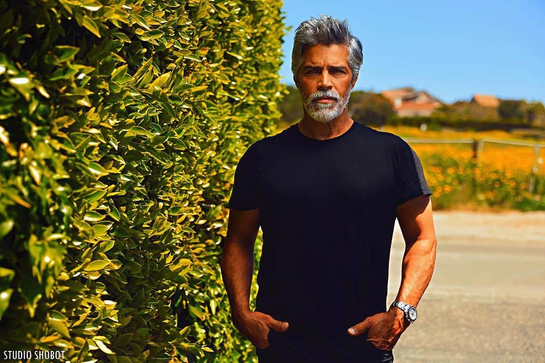 イーサイ・モラレスのインスタグラム：「⭐️ #ACTOR @esai_morales #2023 @espada_pr • #Celebrity #Portrait #Photographer @StudioShobot #makingof #onset #behindthescenes #Canon #Profoto #Hollywood #Paramount #MissionImpossible #EsaiMorales #Malibu #LA 🇺🇸 #LosAngeles,#California #StudioShobot.com」