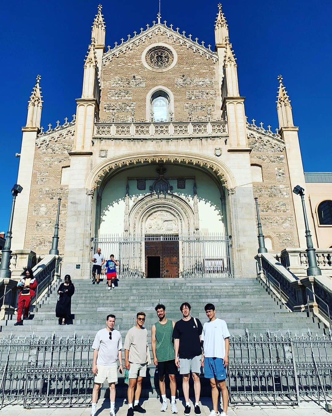 眞庭城聖さんのインスタグラム写真 - (眞庭城聖Instagram)「俺の街MADRID🇪🇸 また来たいね👍  #españa #spain #madrid #team #滋賀lakes #滋賀レイクス #sunchlorella #traningcamp #basketball #今から帰ります✈️」7月14日 18時51分 - money_0527